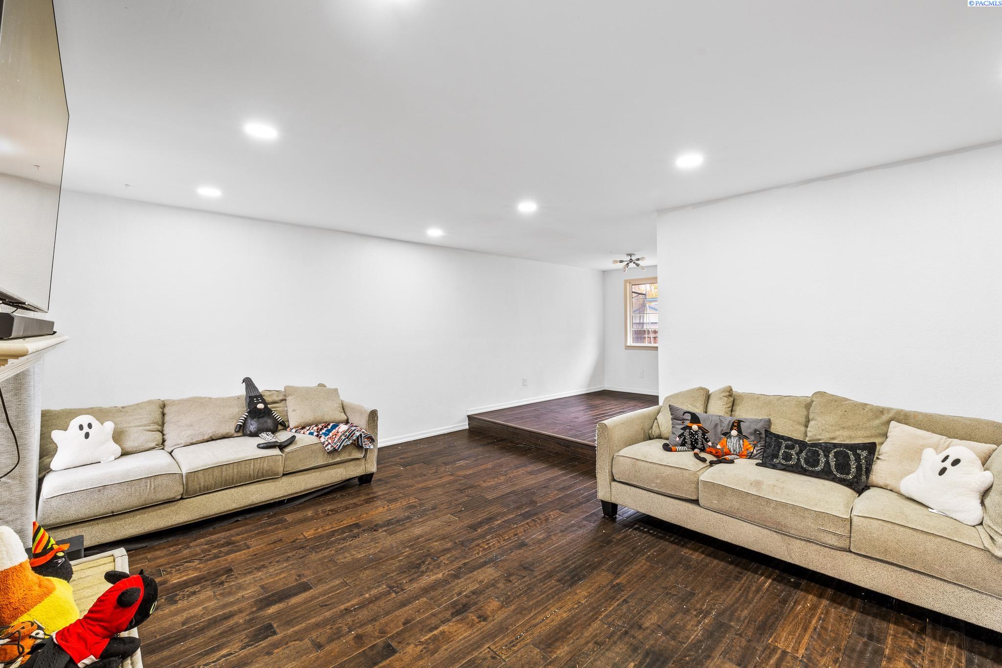 1466 Rimrock Ave.