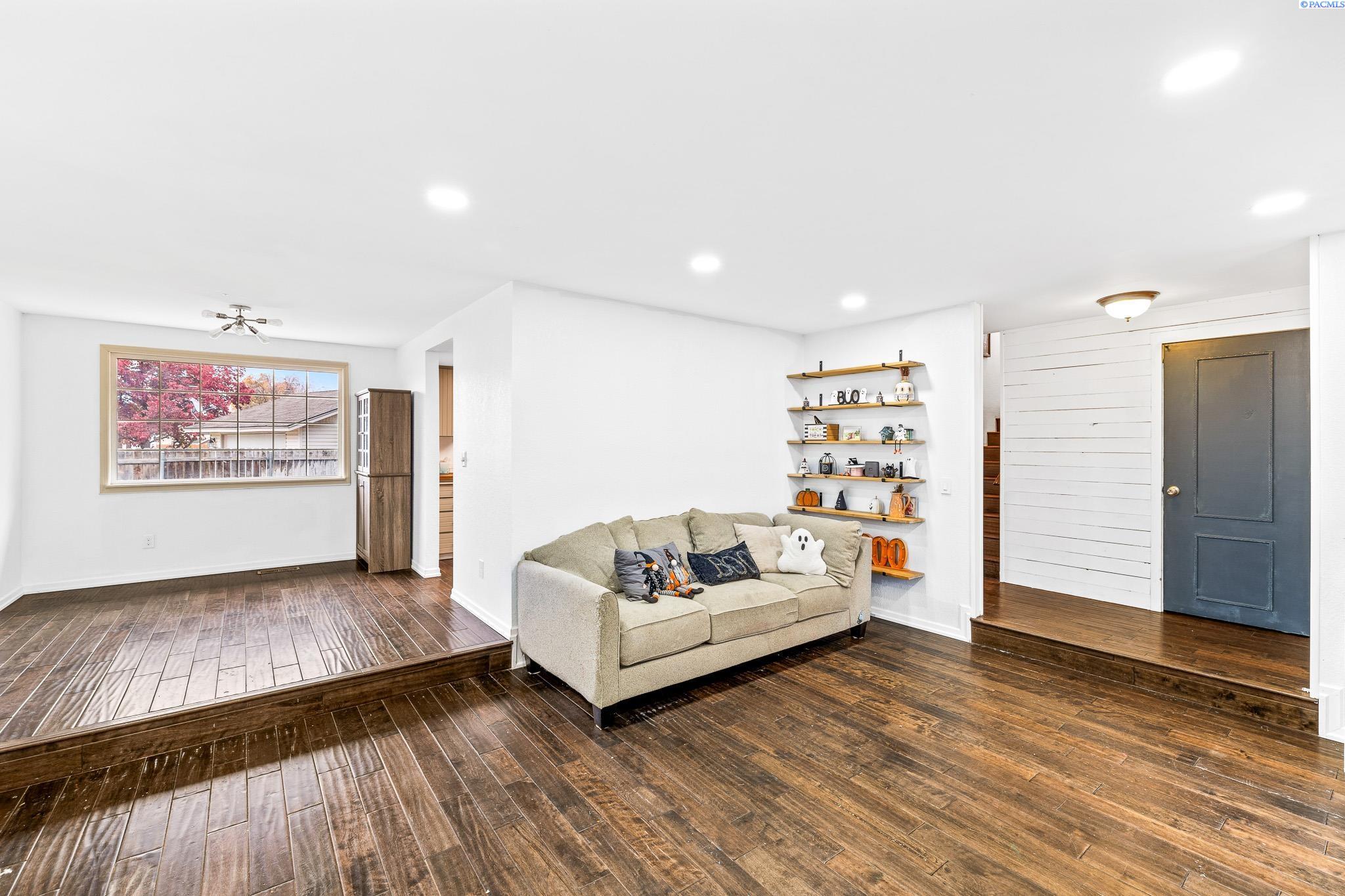 1466 Rimrock Ave.