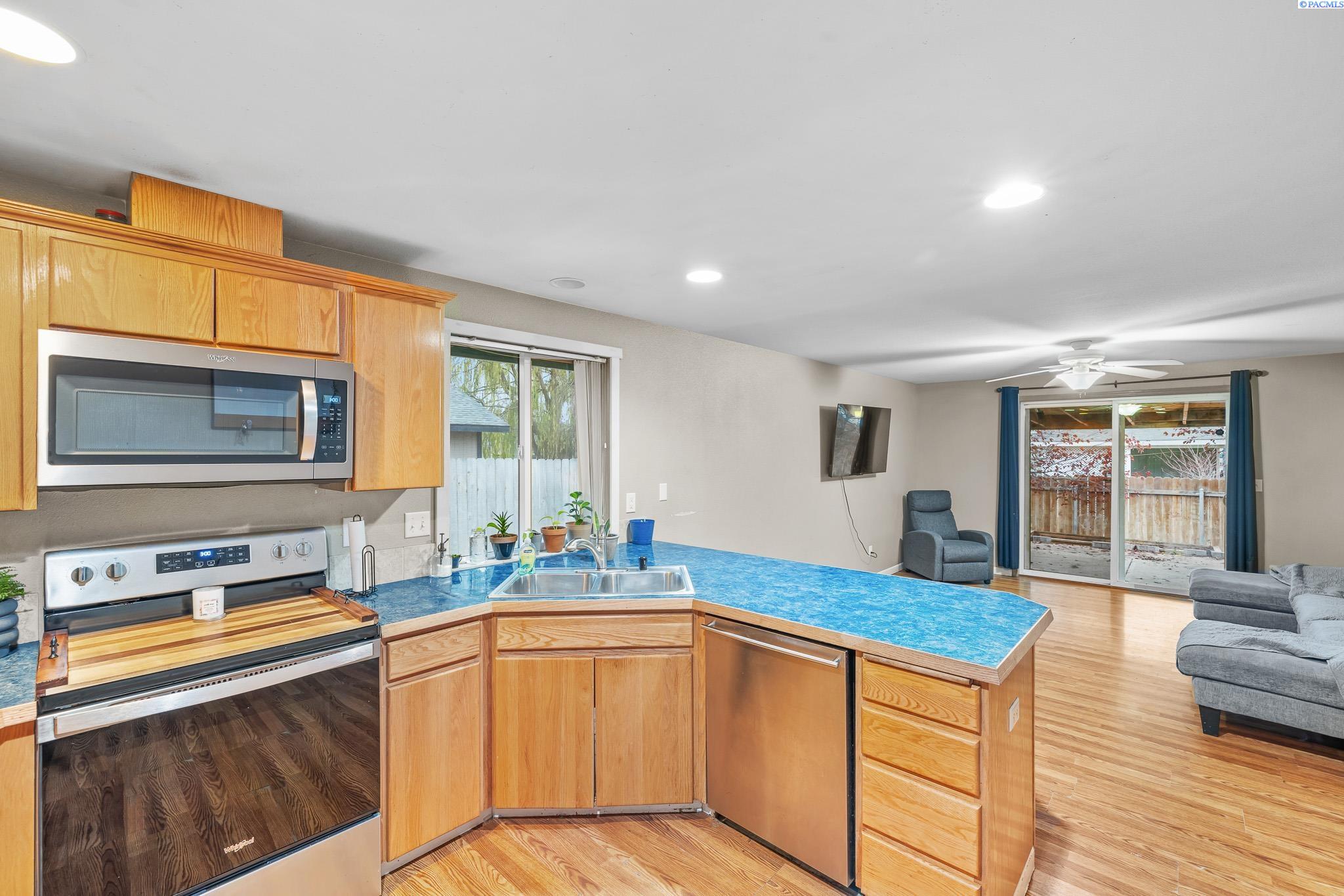 4904 Montague Ln