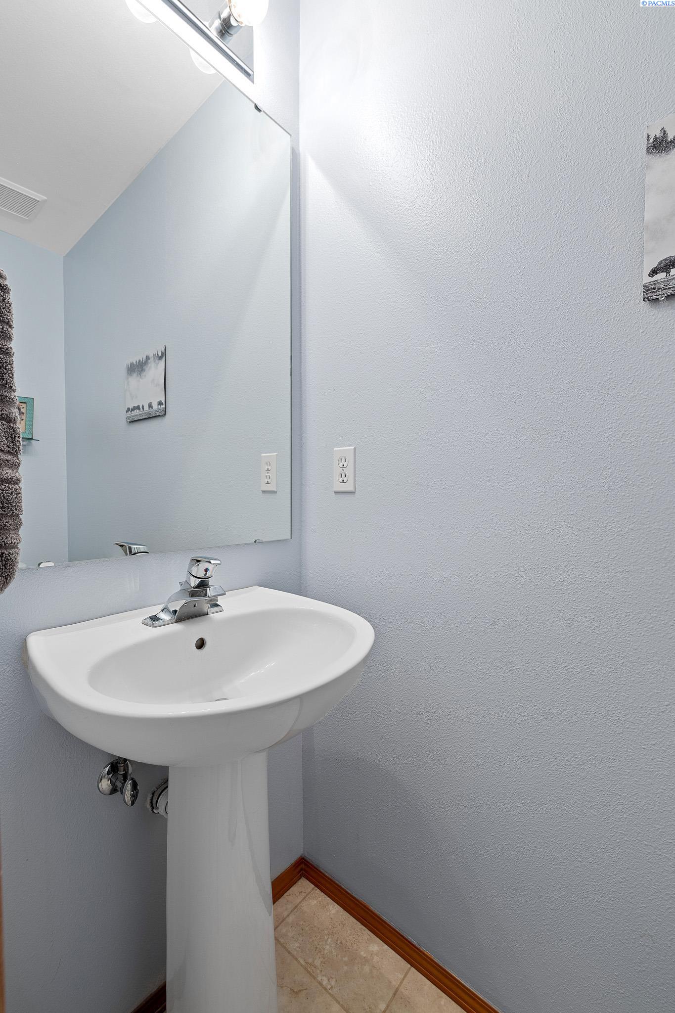 2804 S Huntington Ct