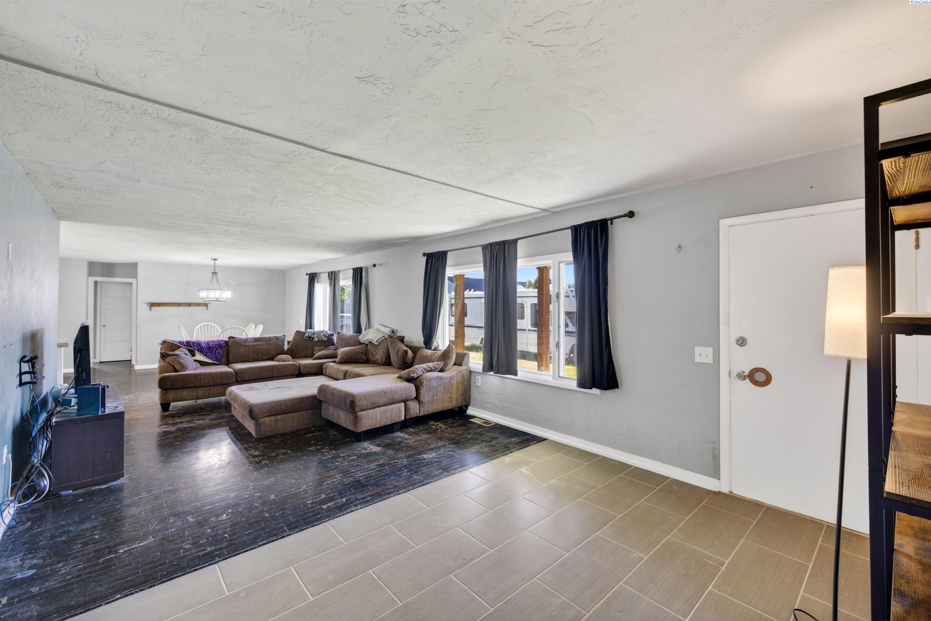 1422 Thayer Dr