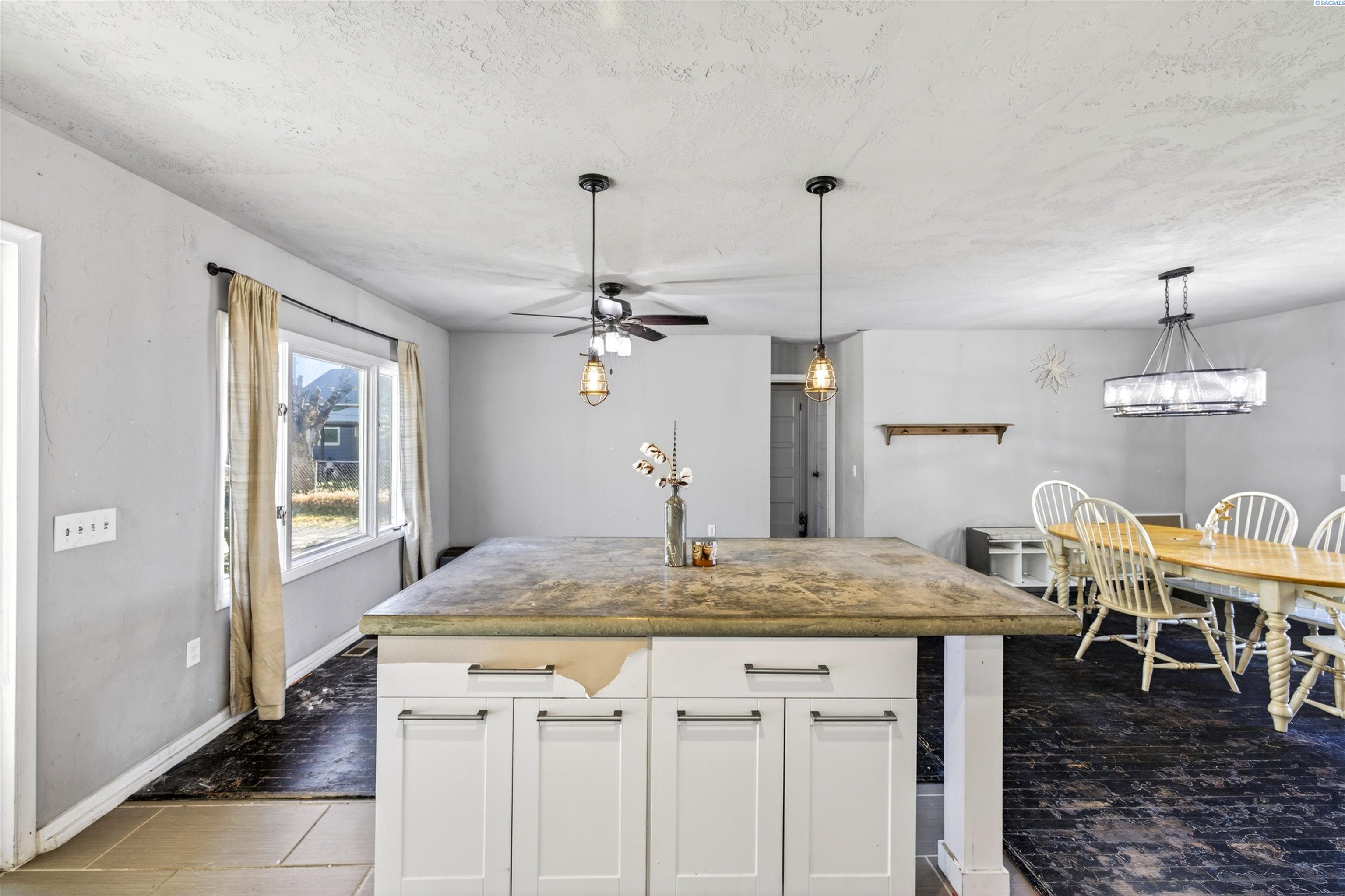 1422 Thayer Dr