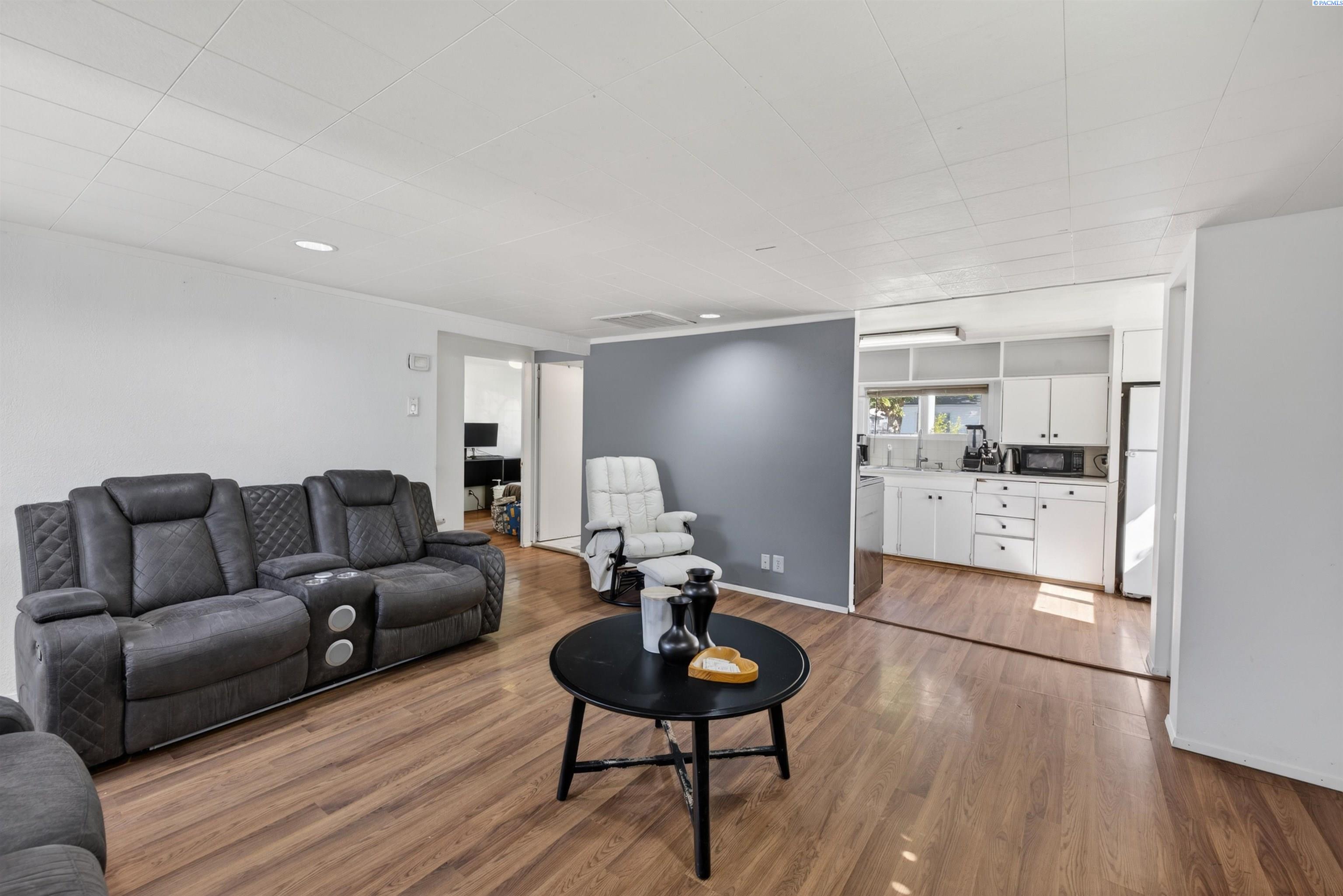 715 Thayer Dr