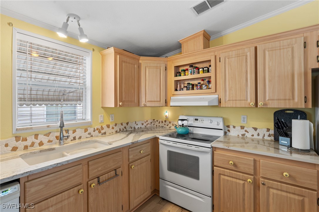 3015 Skipper LN