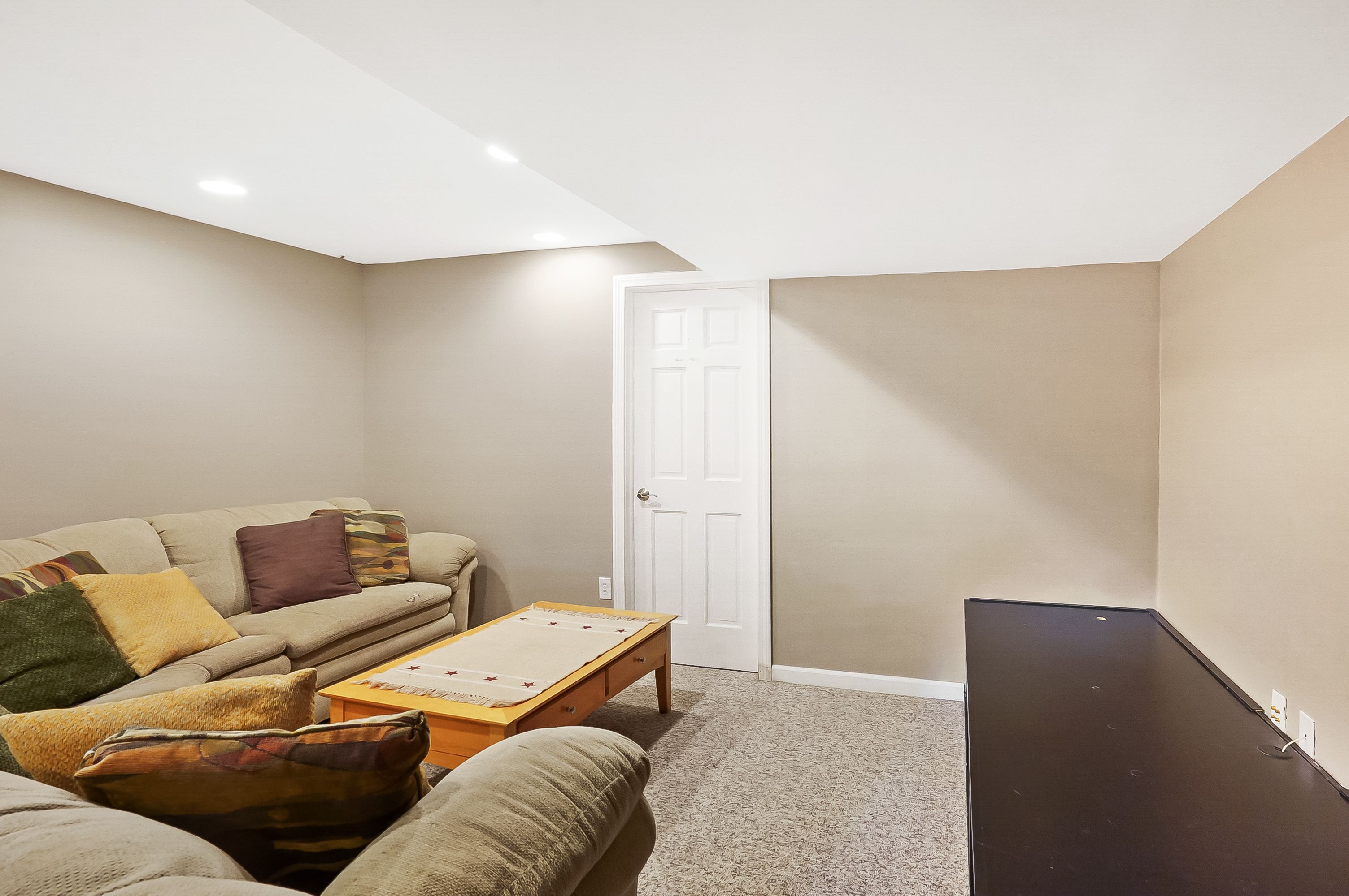 6245 LISMORE Circle