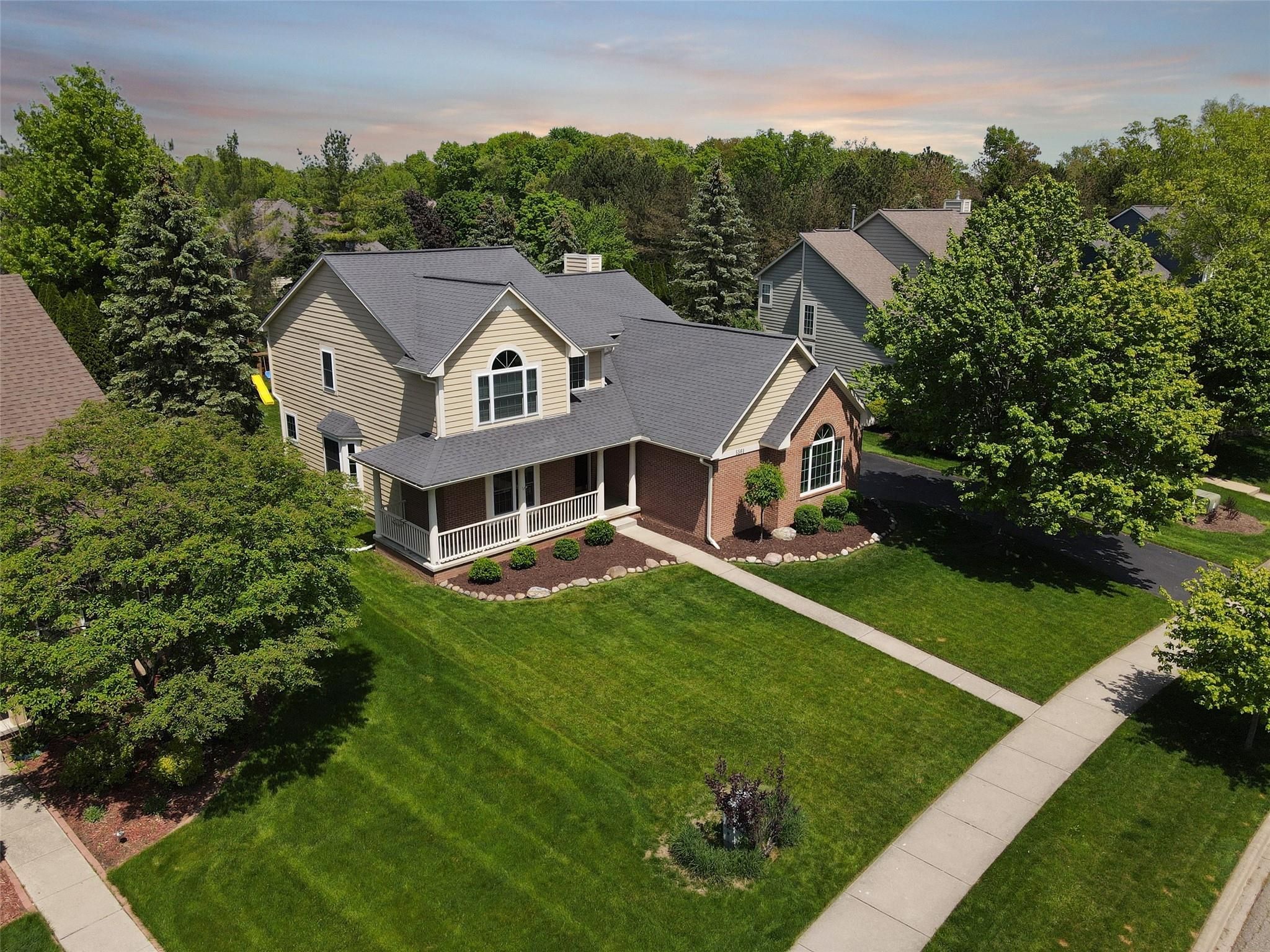 5561 WOODFIELD PKWY