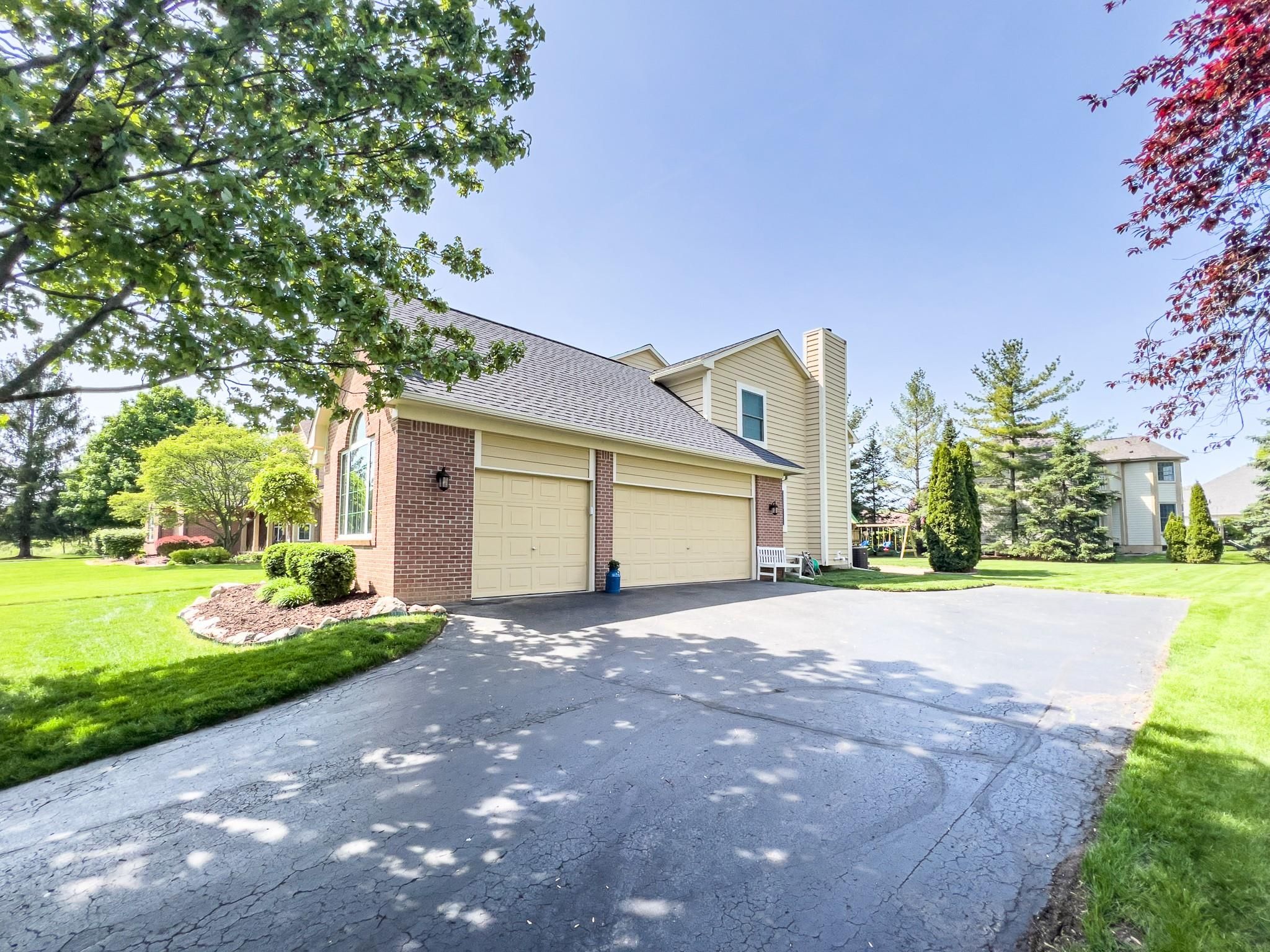 5561 WOODFIELD PKWY
