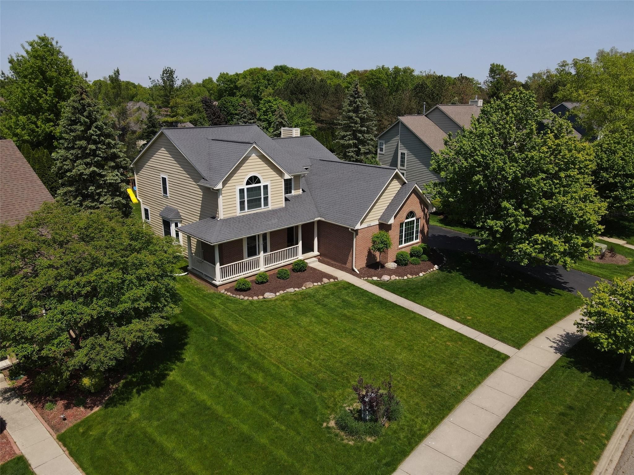 5561 WOODFIELD PKWY