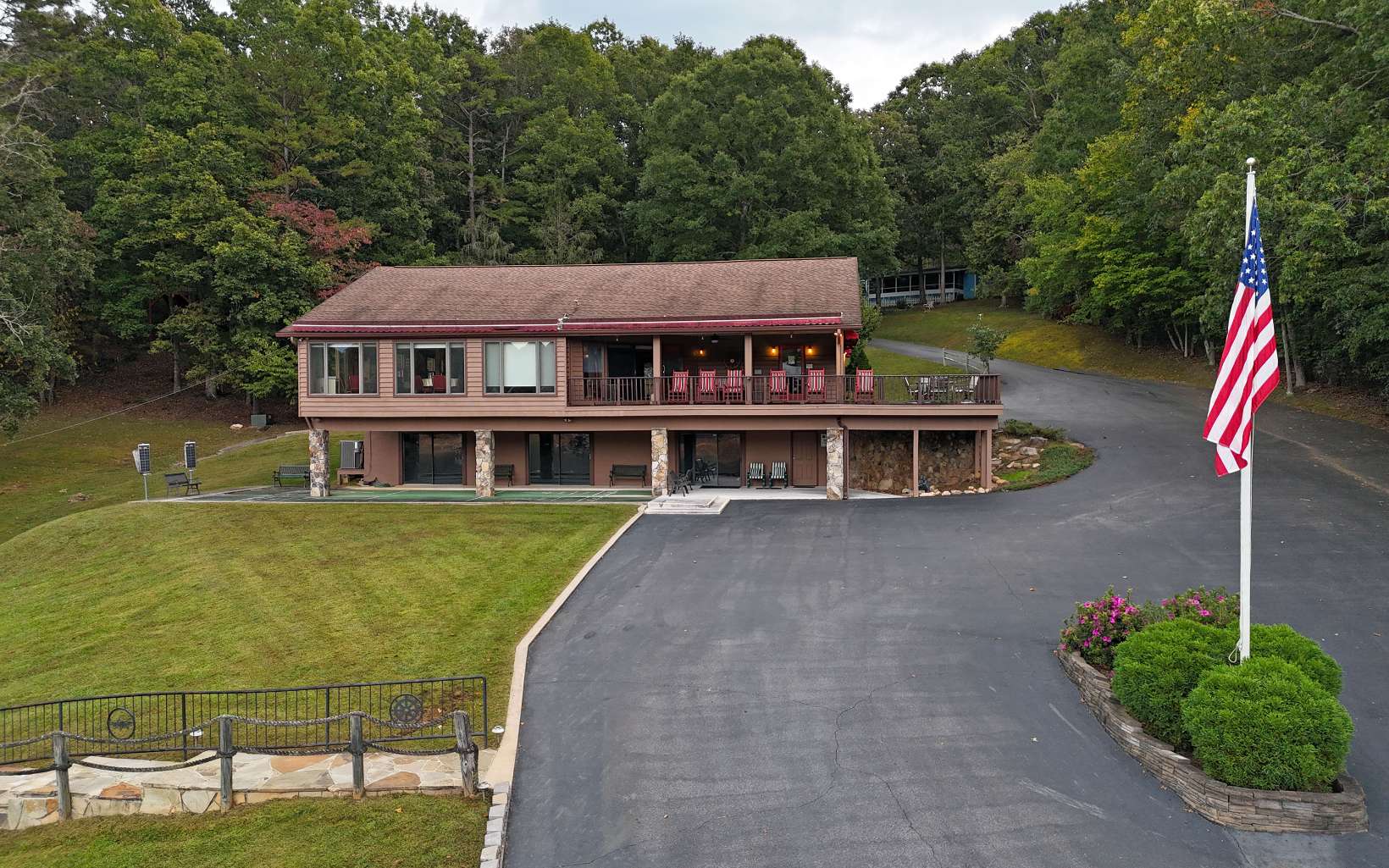611 Lakeside Drive