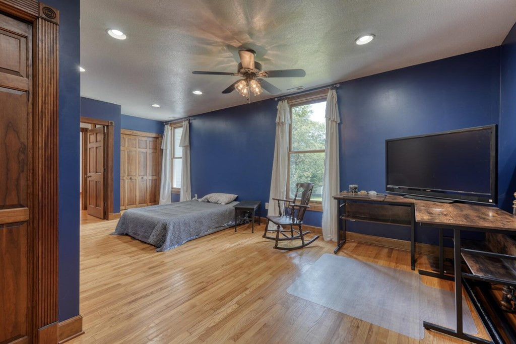 1007 Valley River Avenue