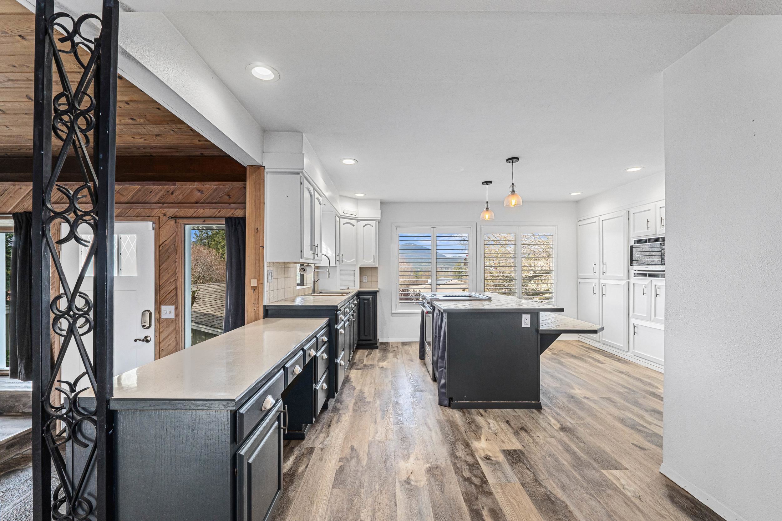 102 Crestview Dr