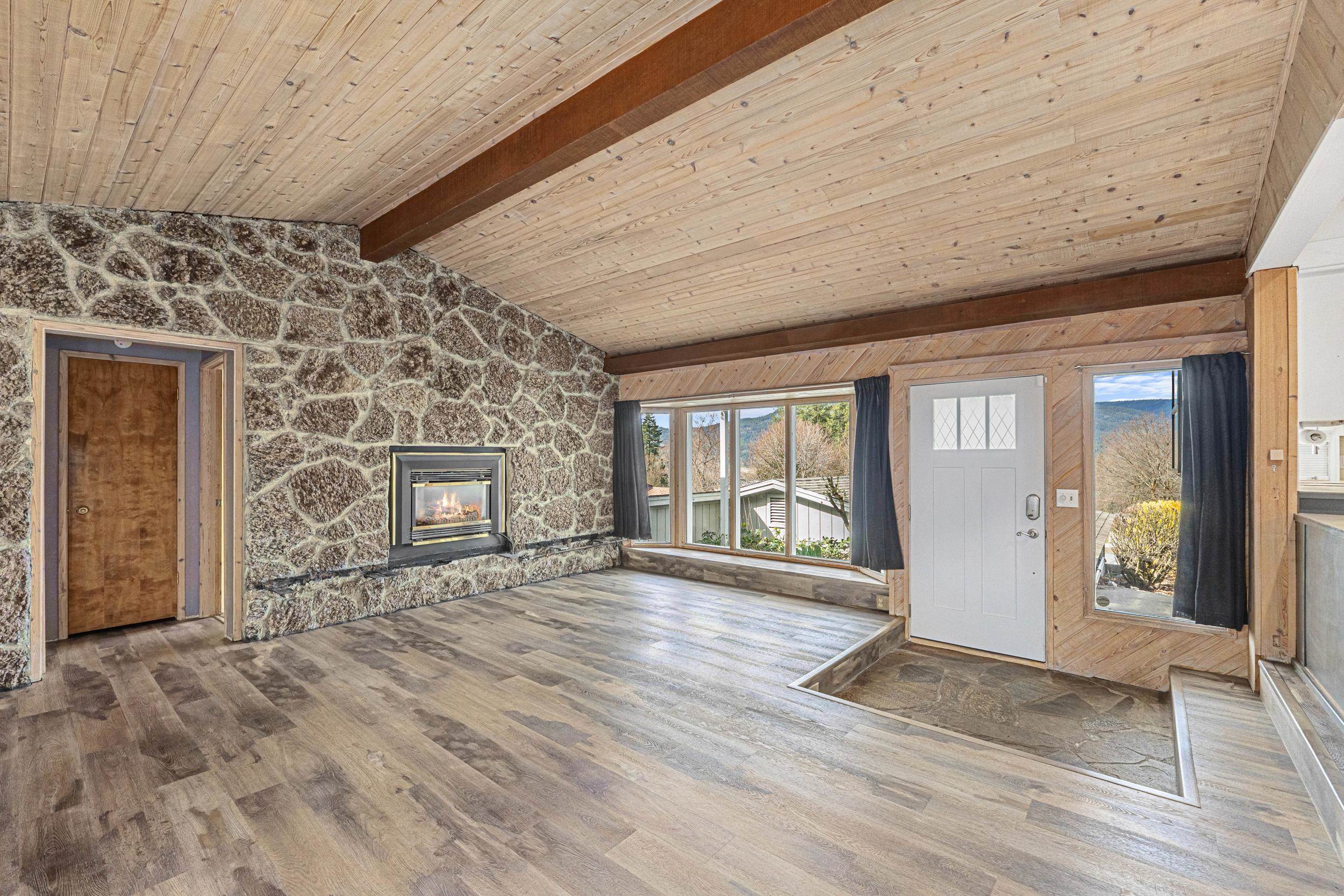 102 Crestview Dr