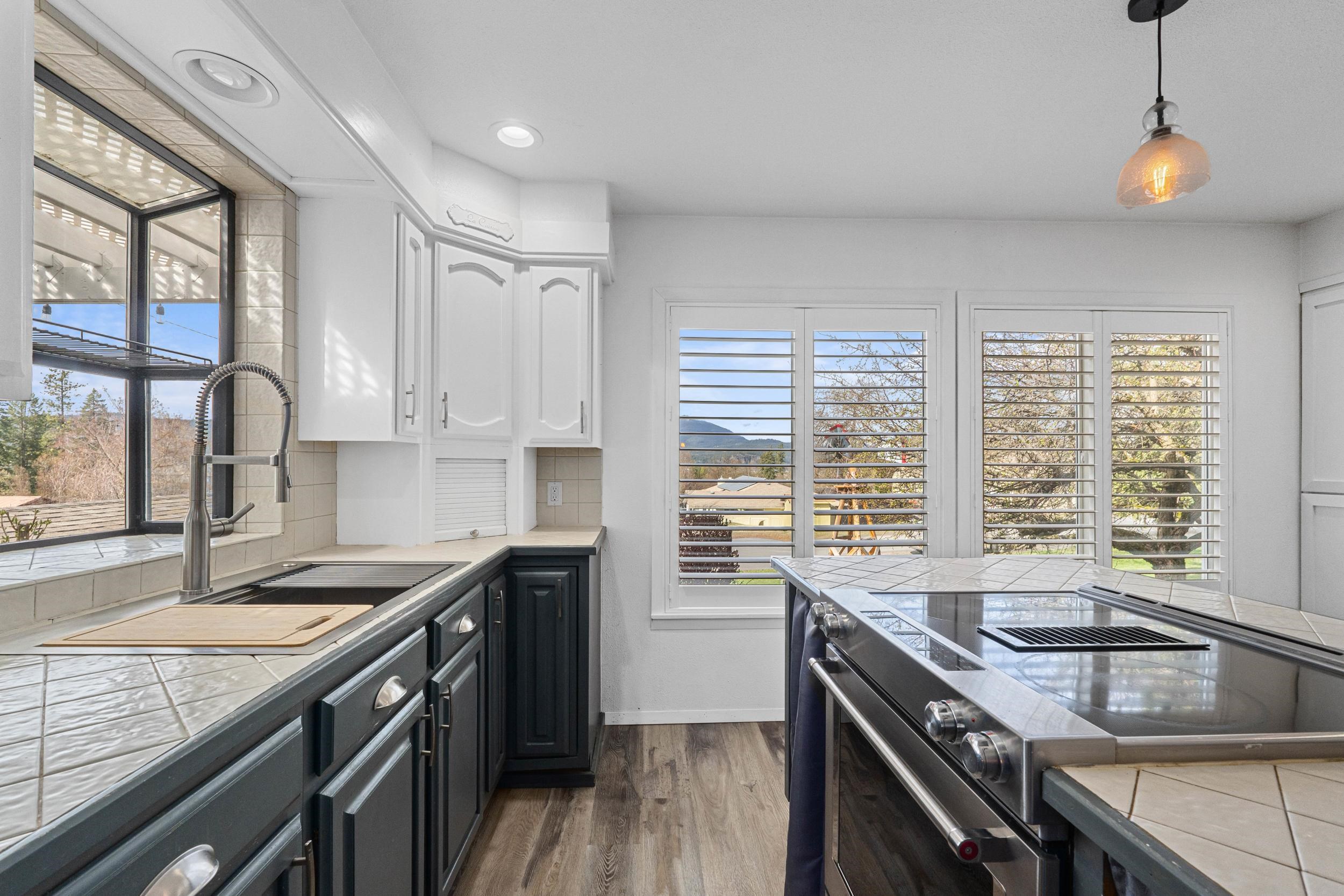 102 Crestview Dr