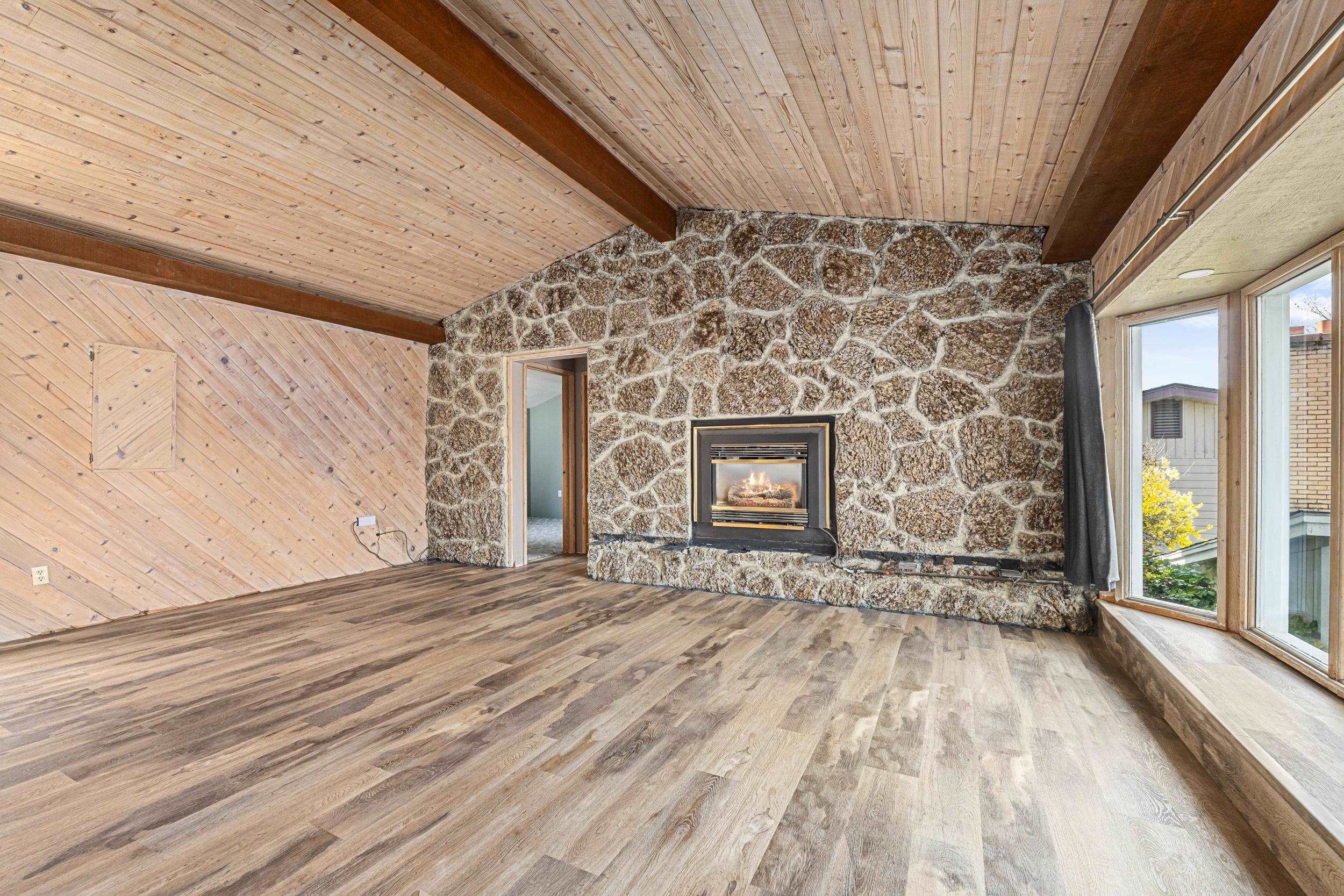 102 Crestview Dr