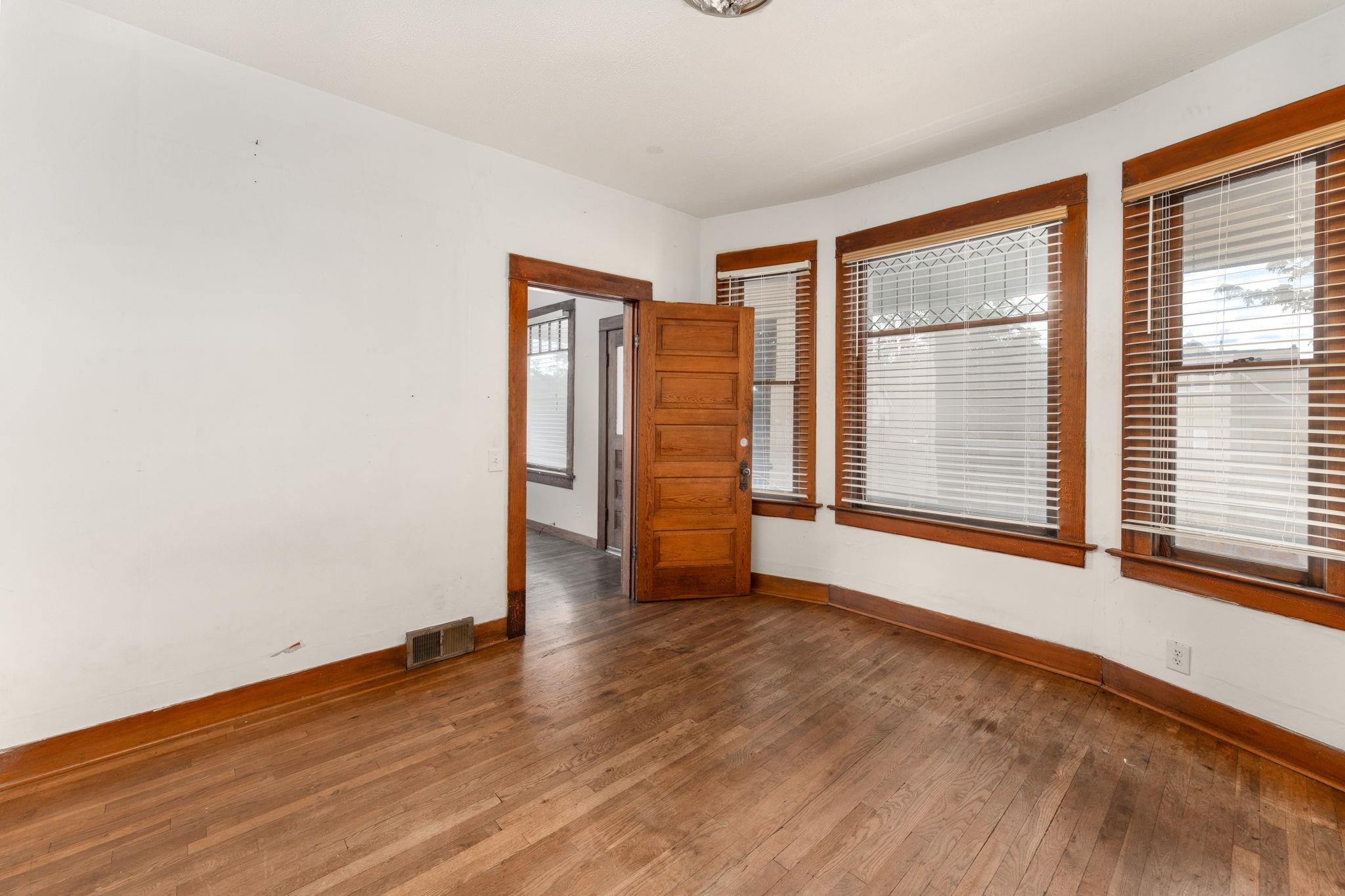 1804 W Augusta Ave