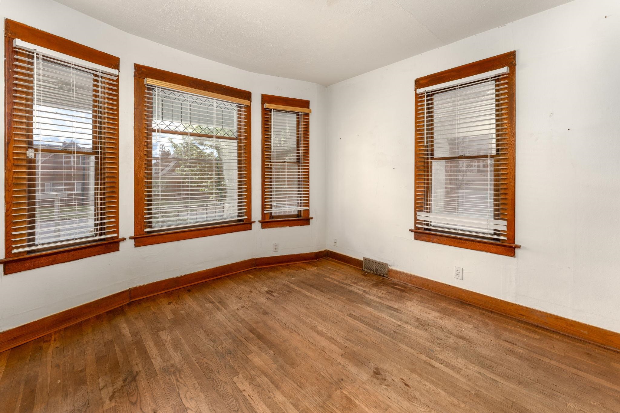1804 W Augusta Ave