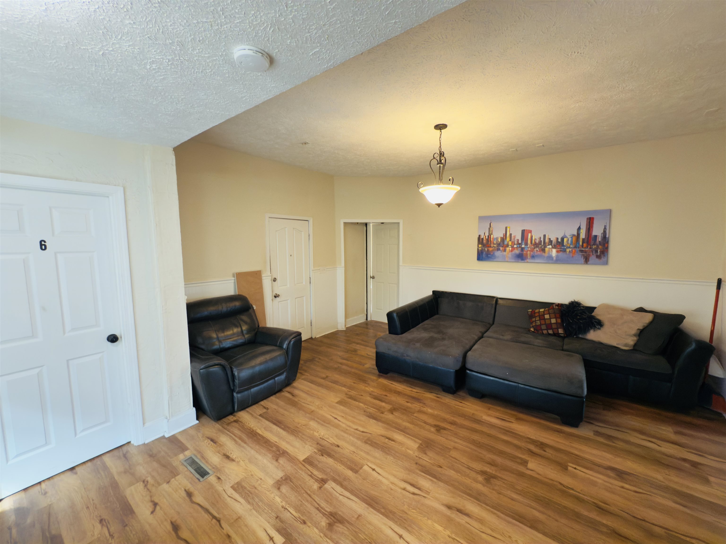 2823 W Sharp Ave