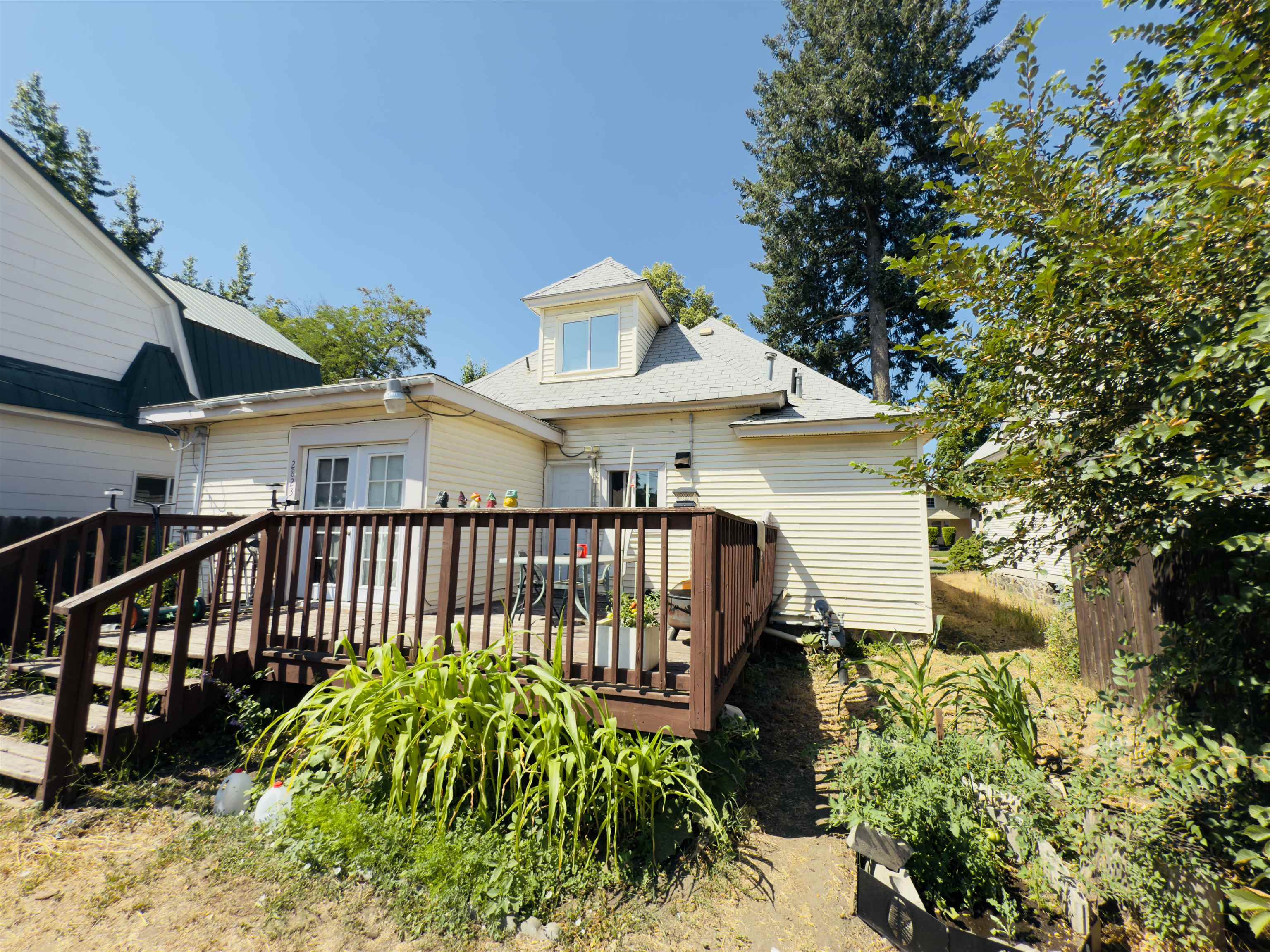 2823 W Sharp Ave