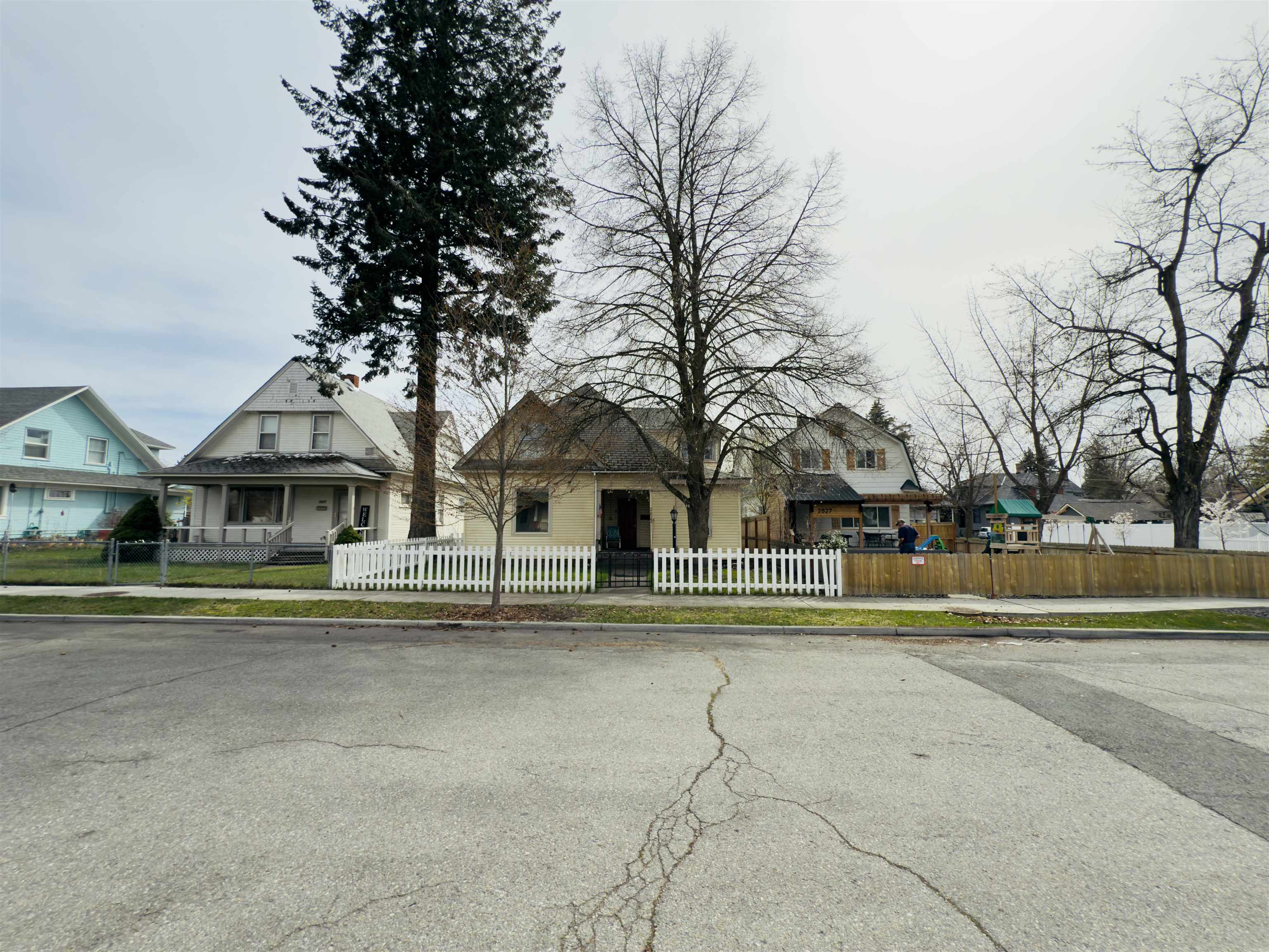2823 W Sharp Ave