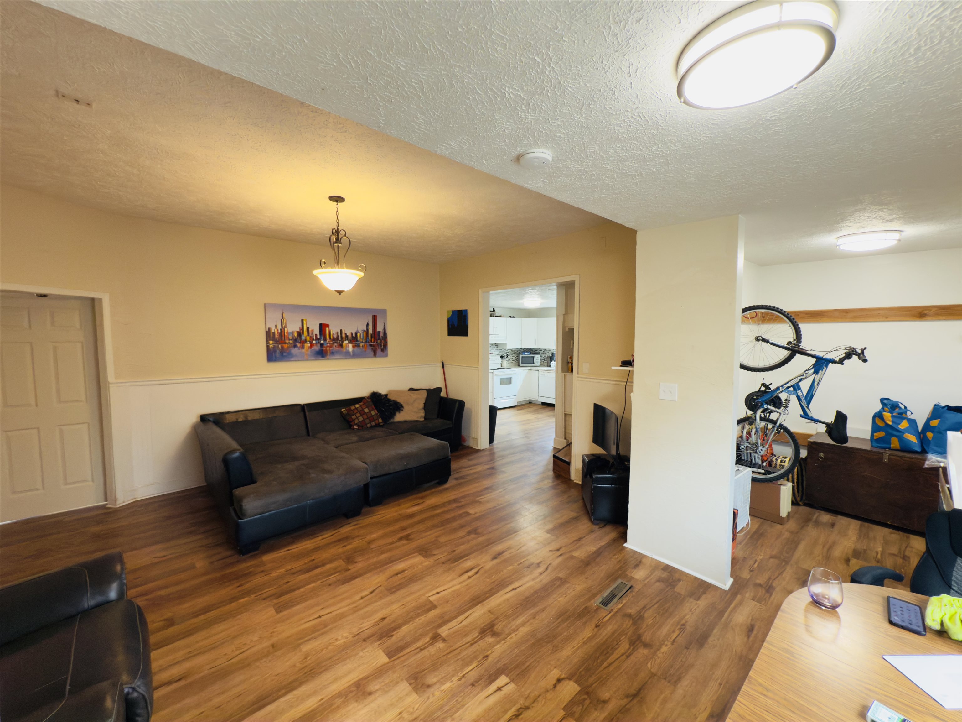 2823 W Sharp Ave