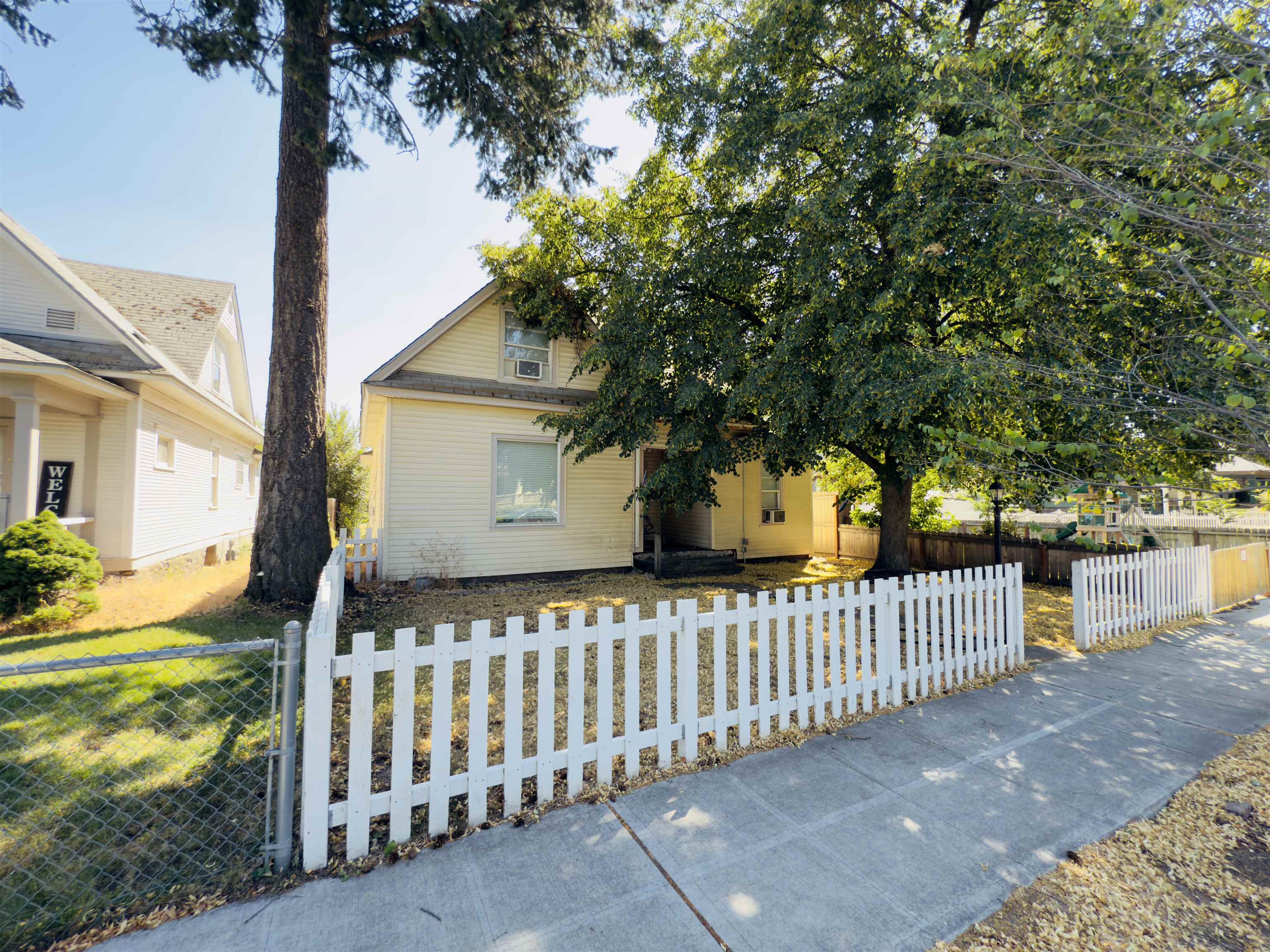 2823 W Sharp Ave