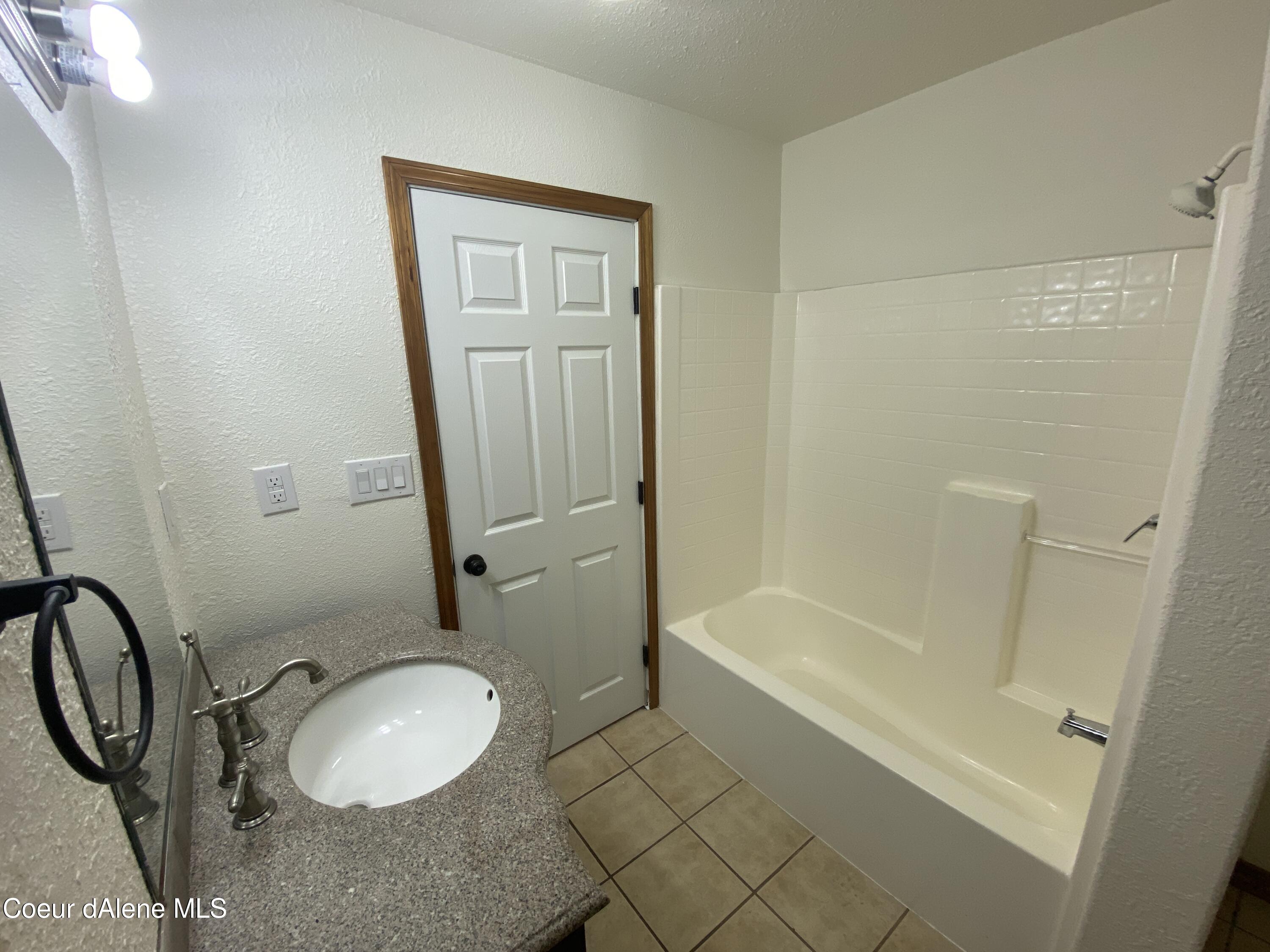 16 W Mullan Ave