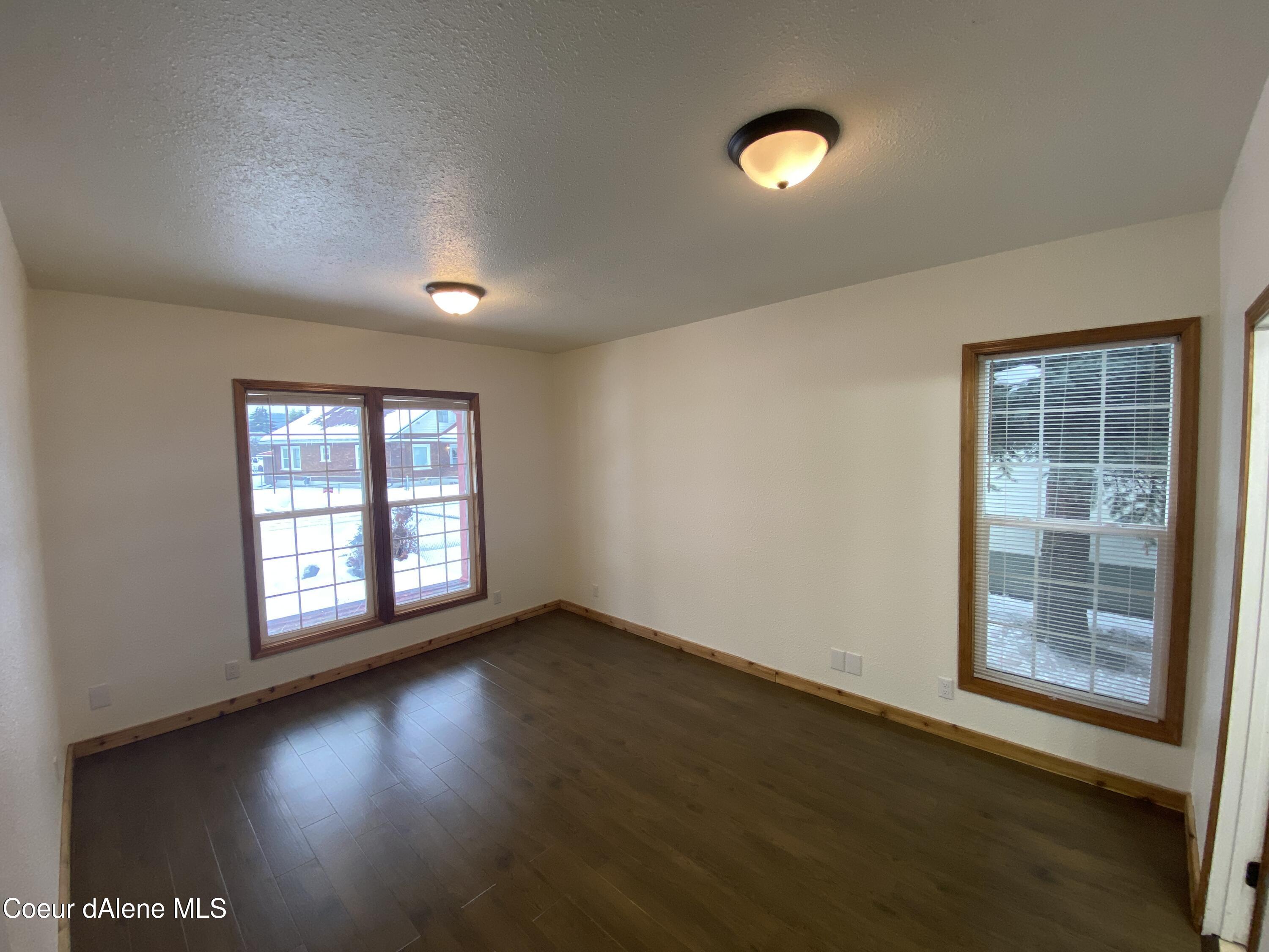 16 W Mullan Ave