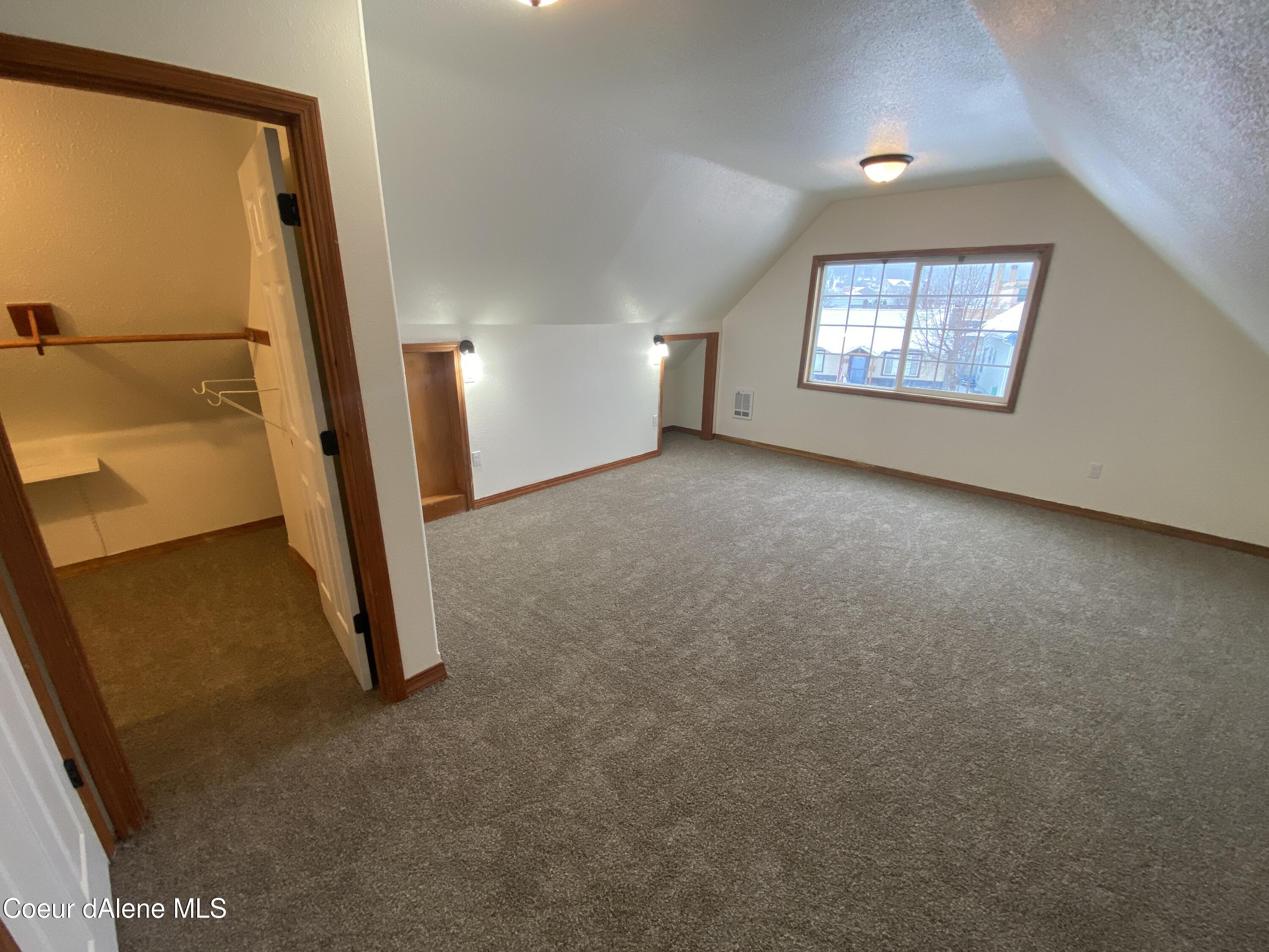 16 W Mullan Ave