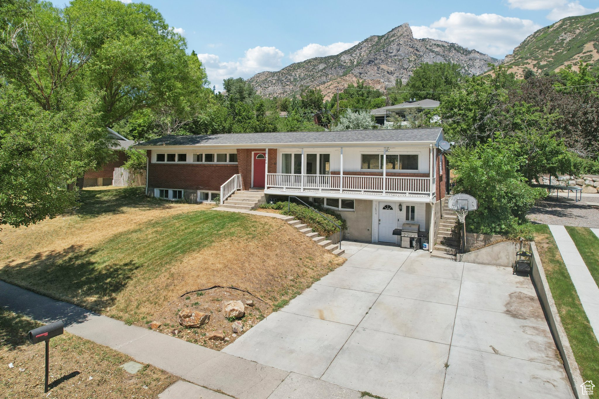 1604 N WILLOW LN