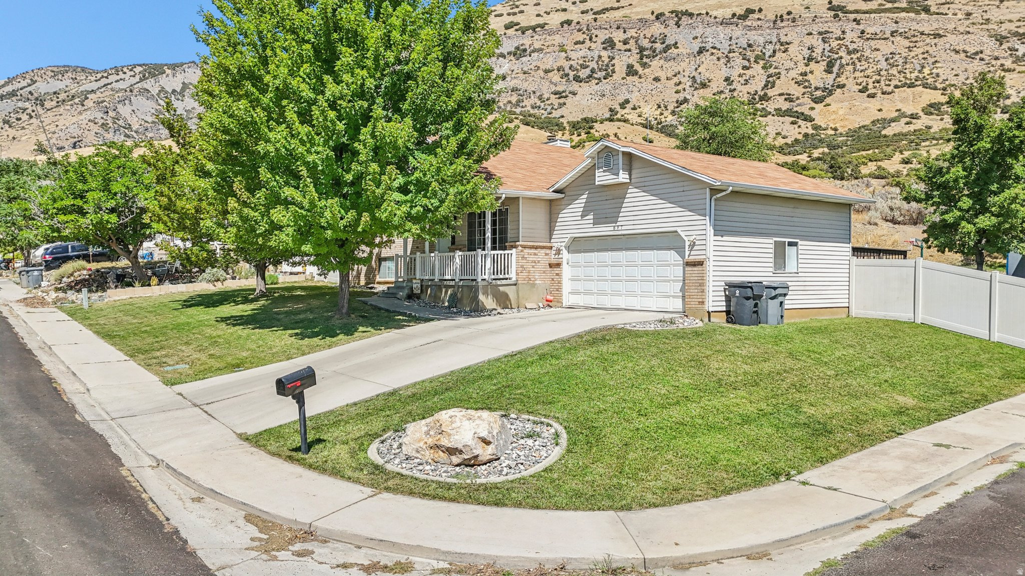 897 S CHEROKEE DR