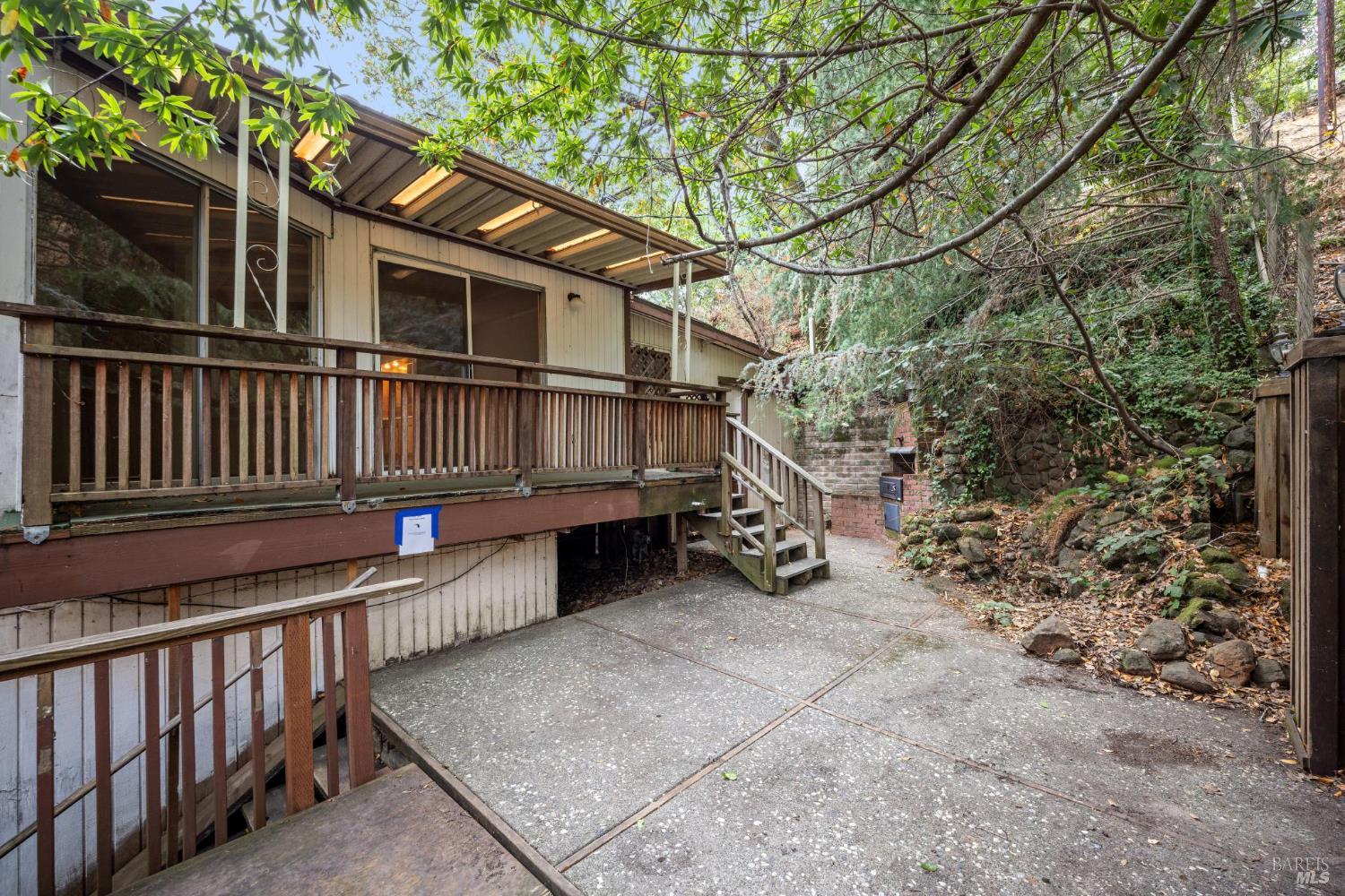 739 Redwood Rd