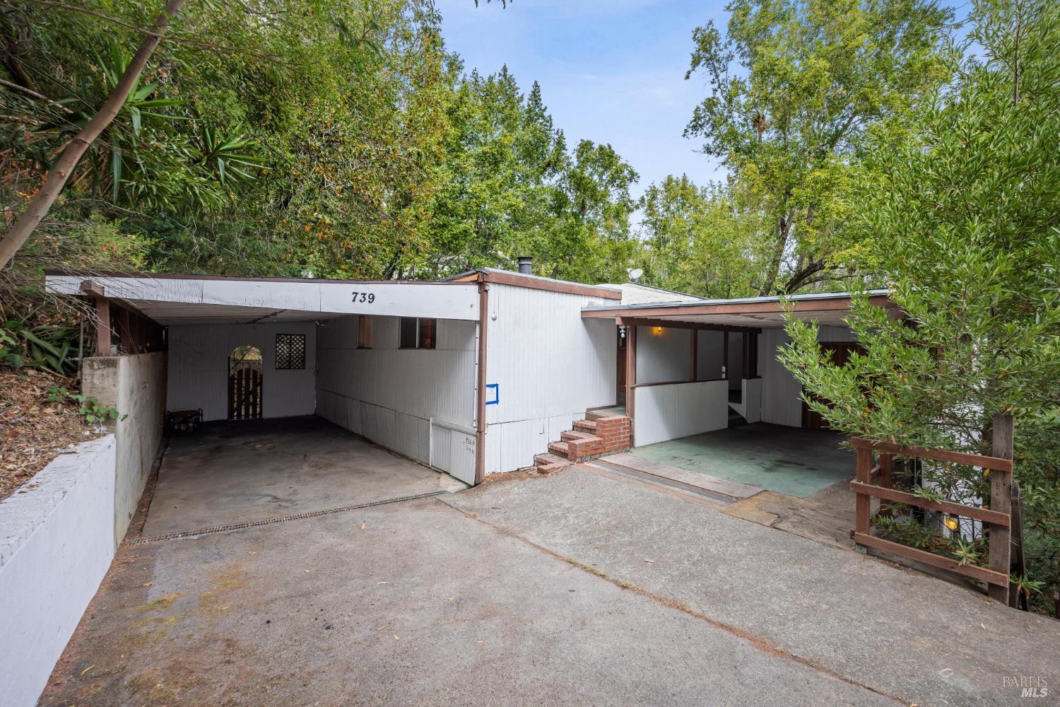 739 Redwood Rd