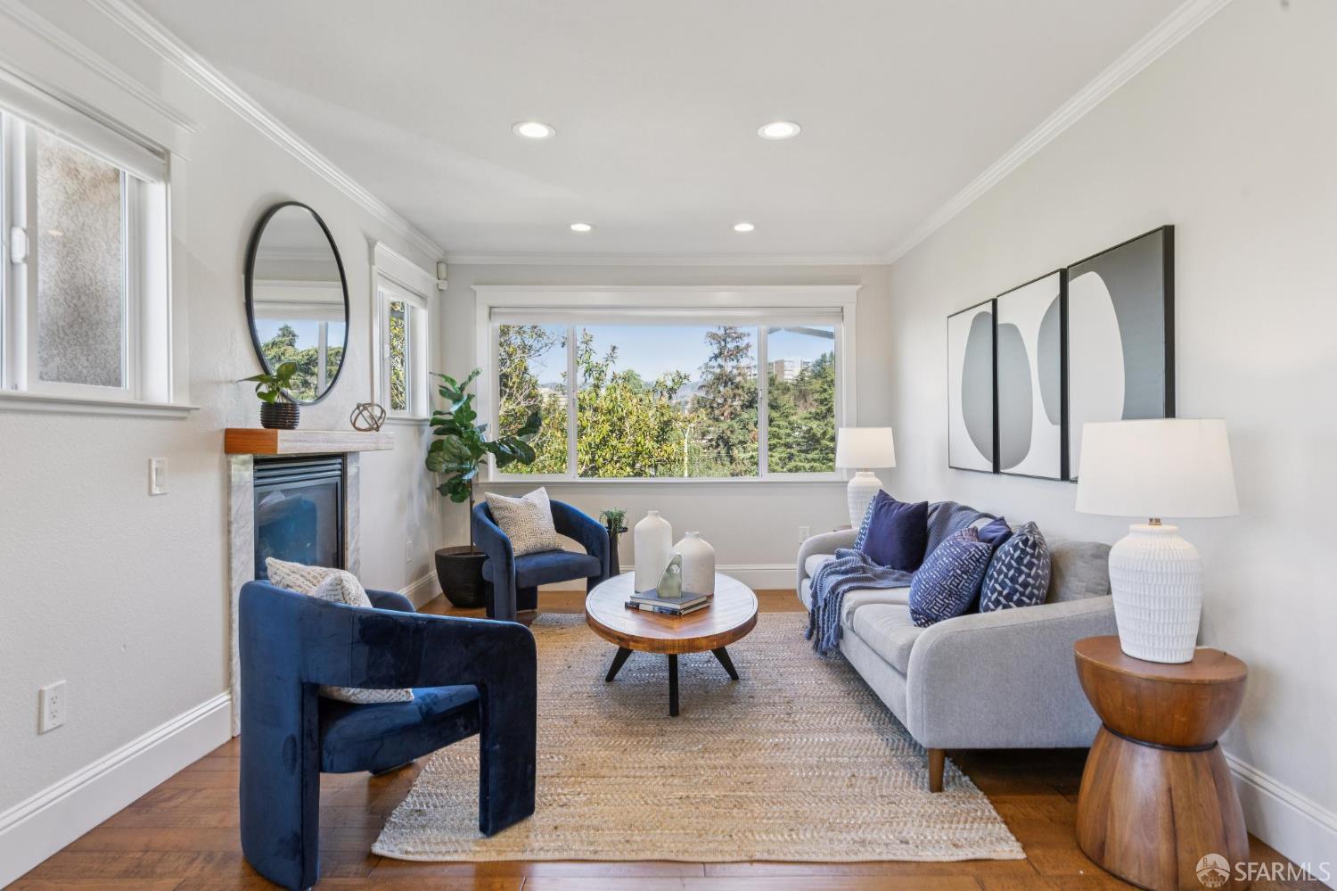 165 W Macarthur Boulevard