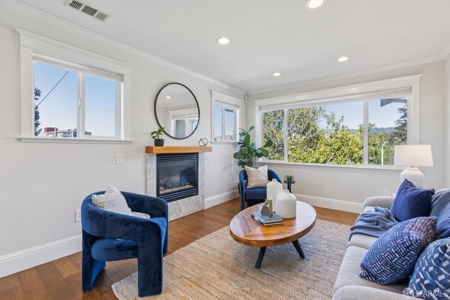 165 W Macarthur Boulevard