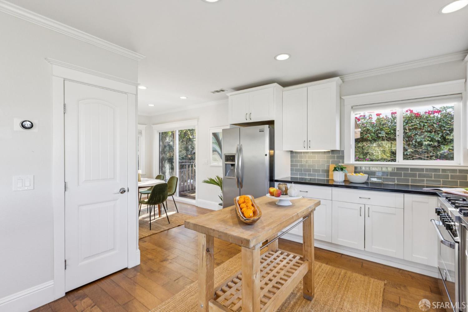 165 W Macarthur Boulevard