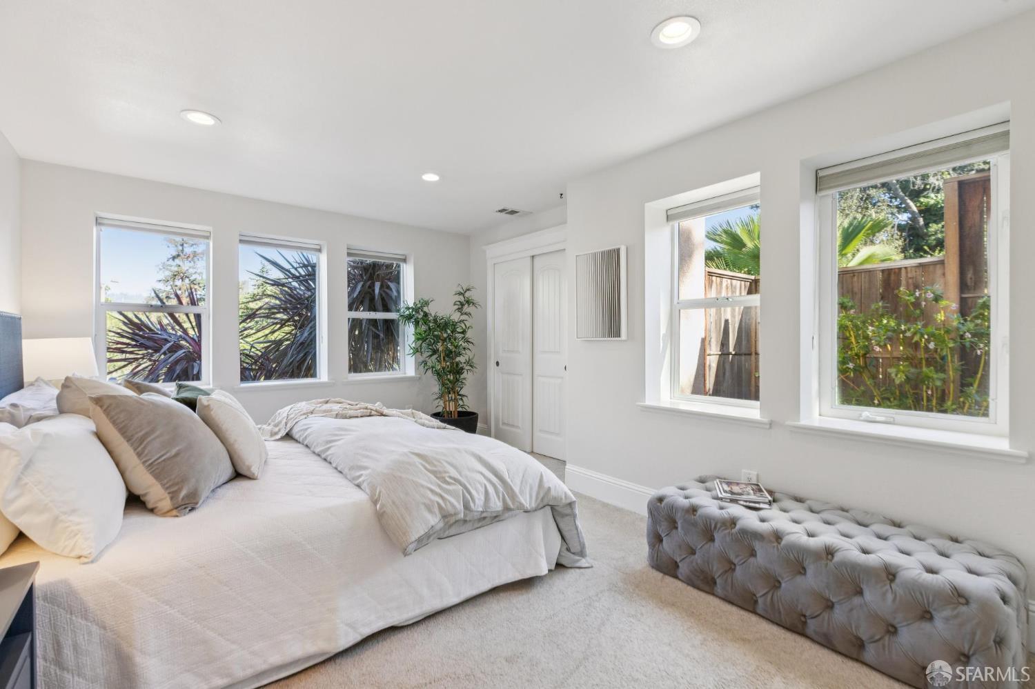 165 W Macarthur Boulevard