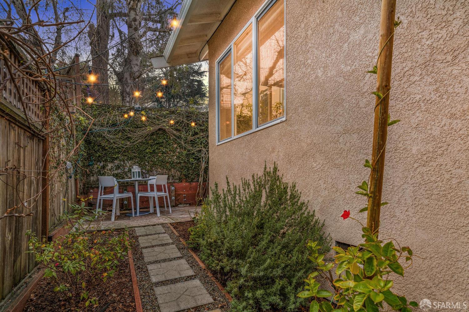 165 W Macarthur Boulevard