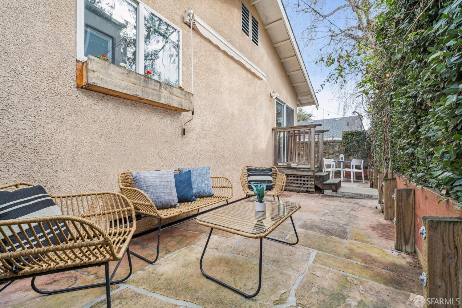 165 W Macarthur Boulevard