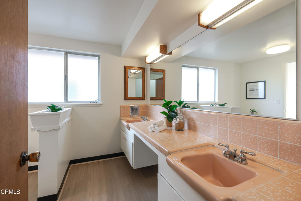 1504 E Grovecenter Street