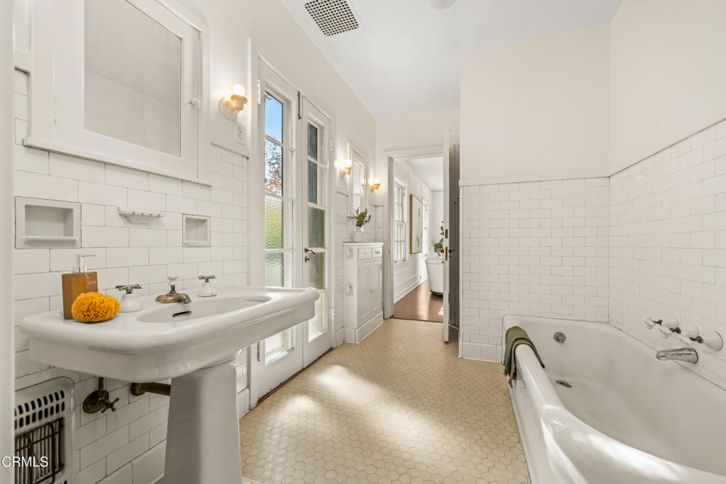 1527 E California Boulevard