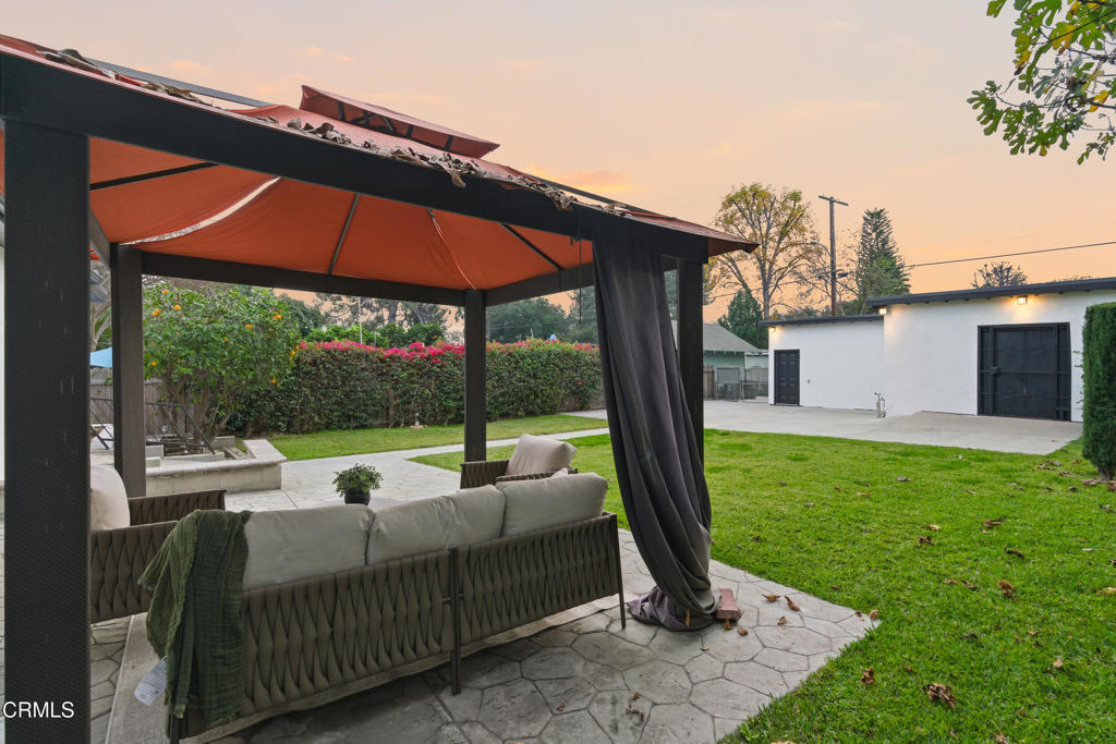 967 N El Molino Avenue