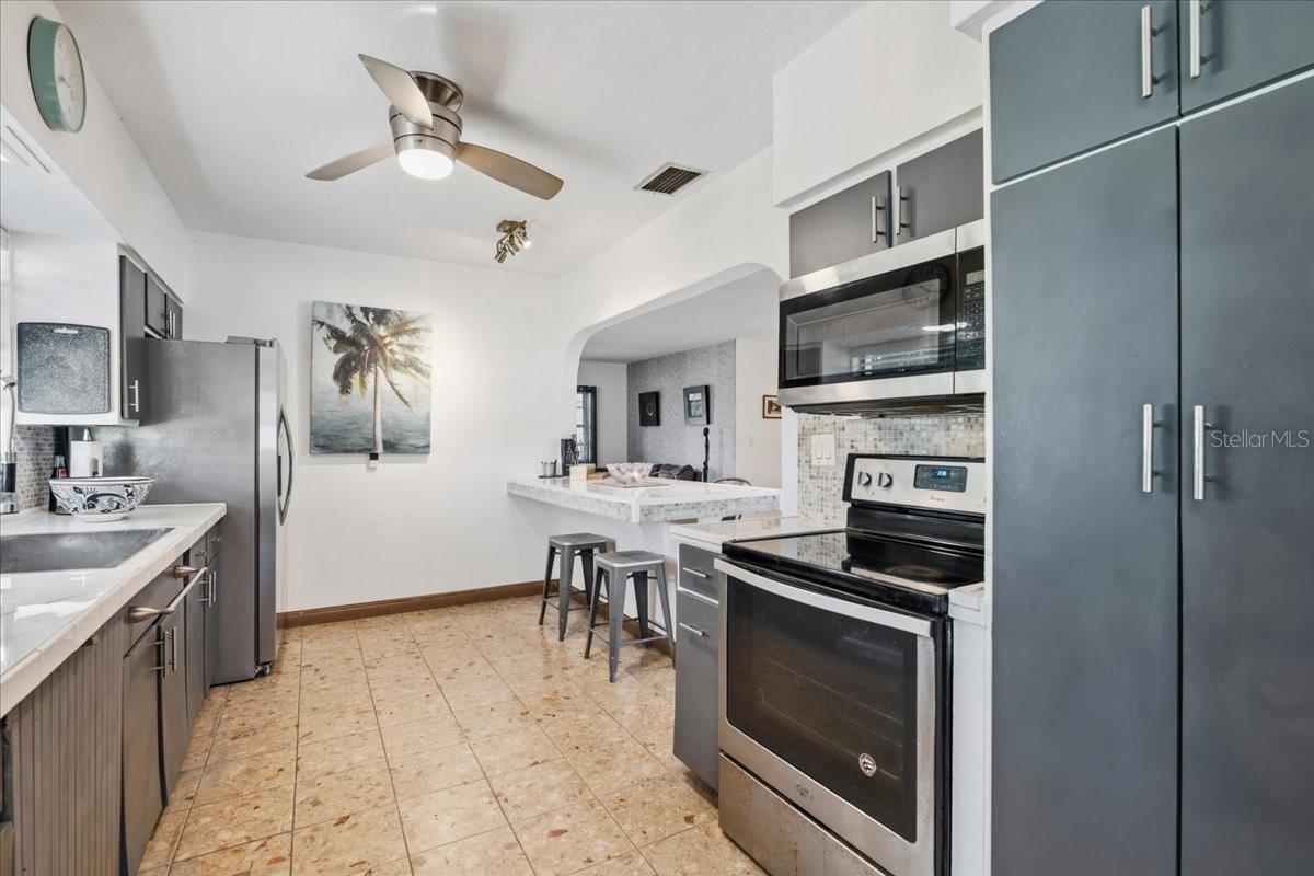 124 LELAND SE