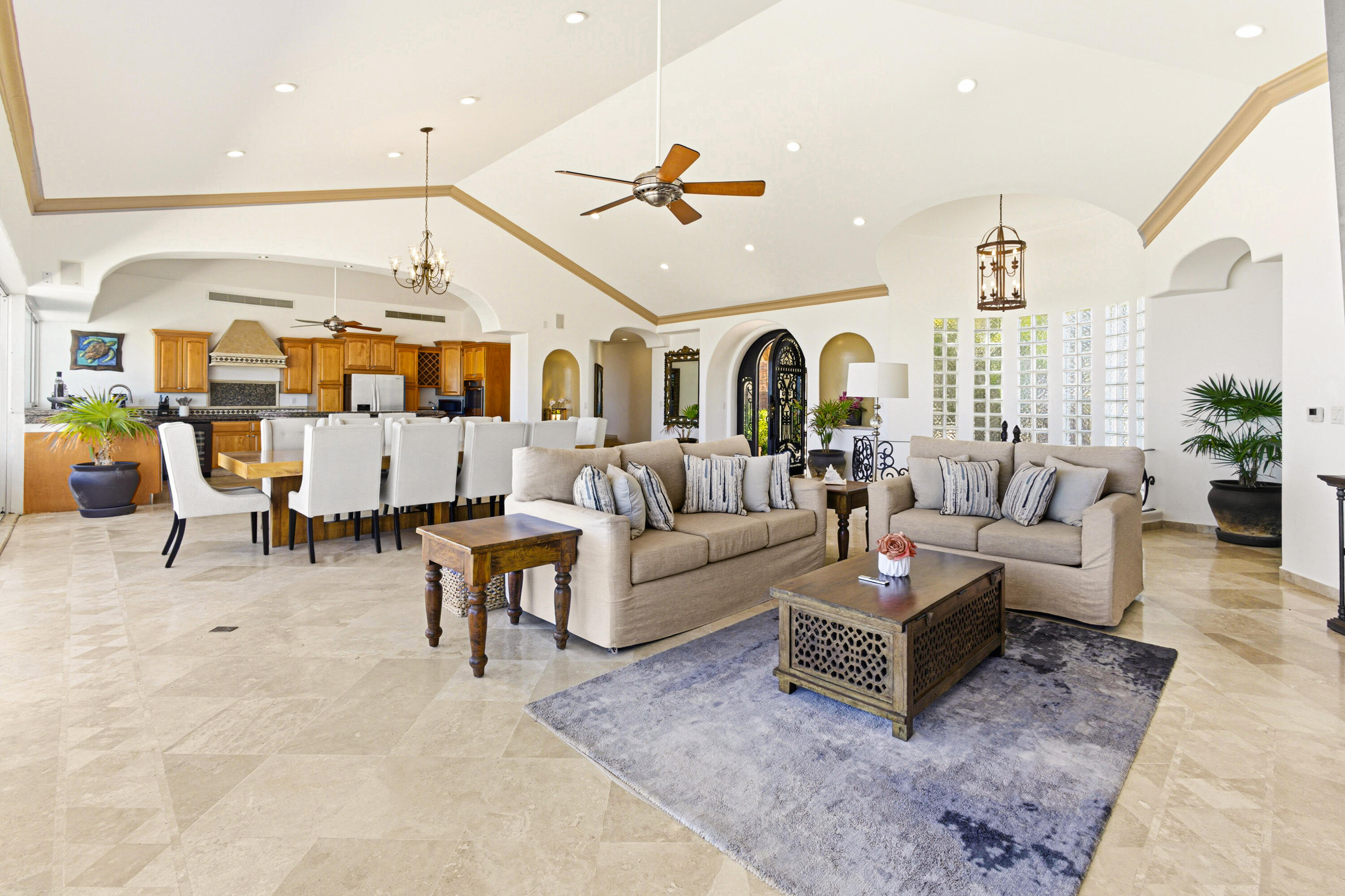 42 Camino Bonito Oriente Pedregal, Villa Leonetti