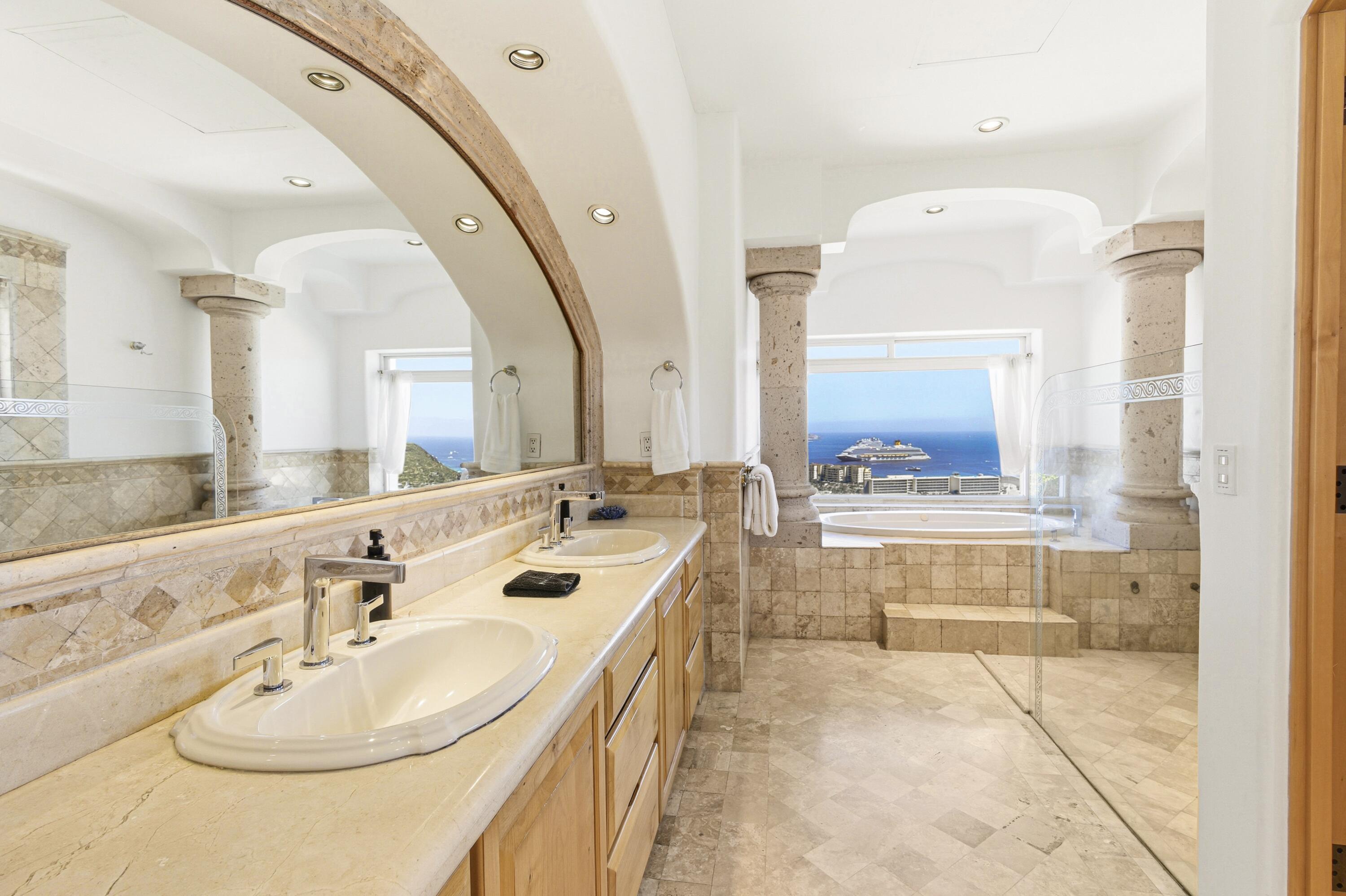 42 Camino Bonito Oriente Pedregal, Villa Leonetti