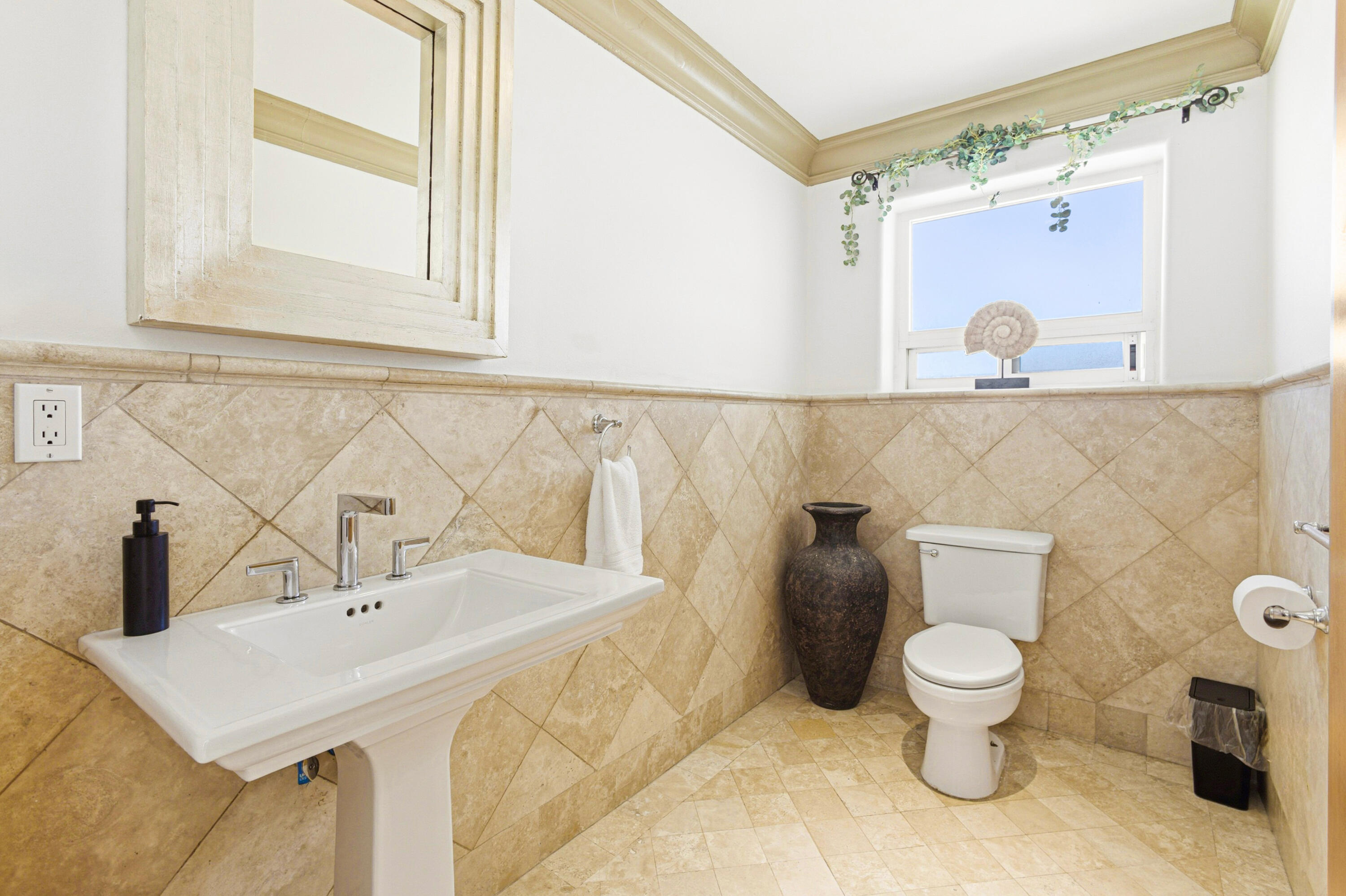 42 Camino Bonito Oriente Pedregal, Villa Leonetti