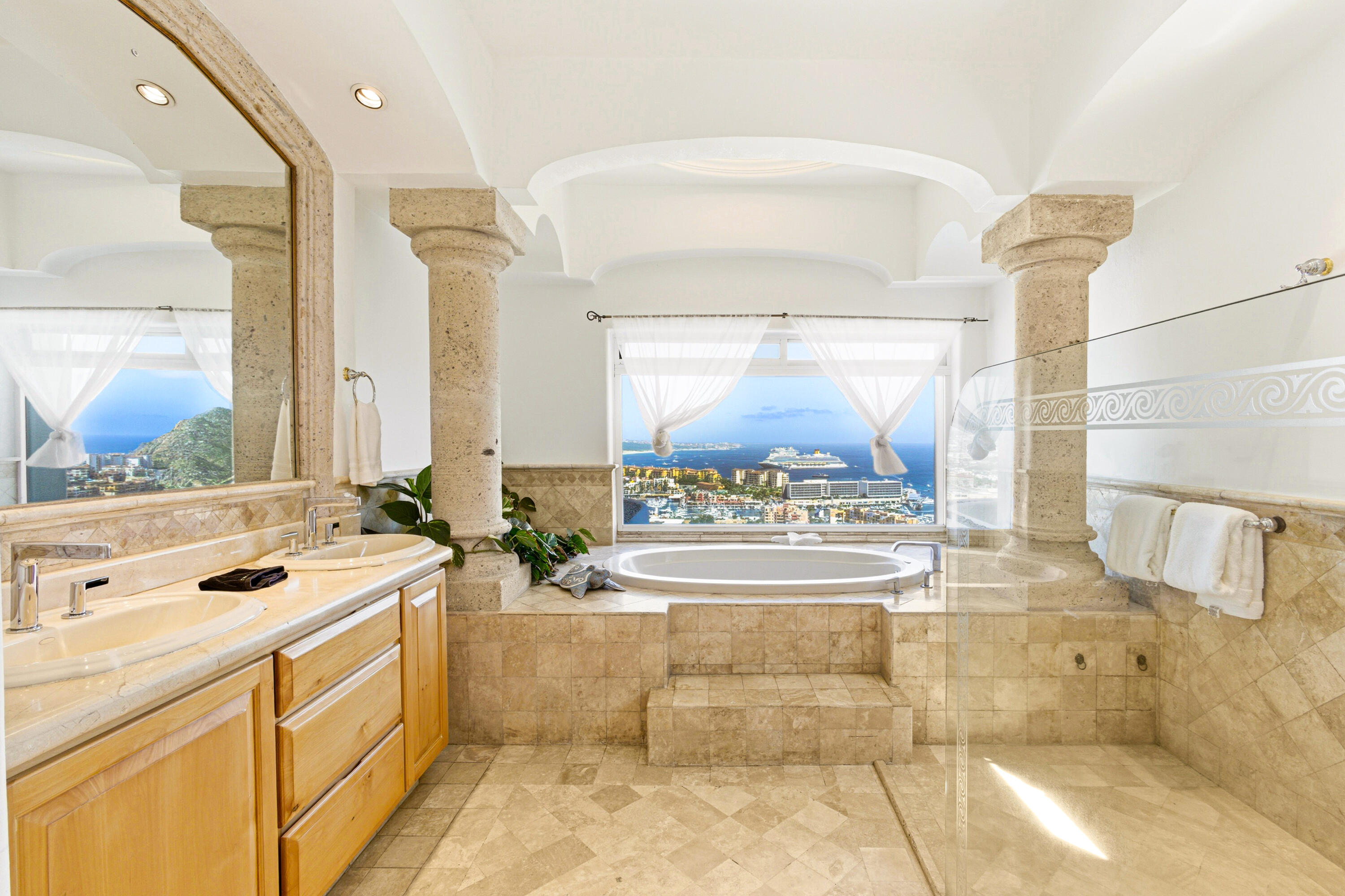 42 Camino Bonito Oriente Pedregal, Villa Leonetti