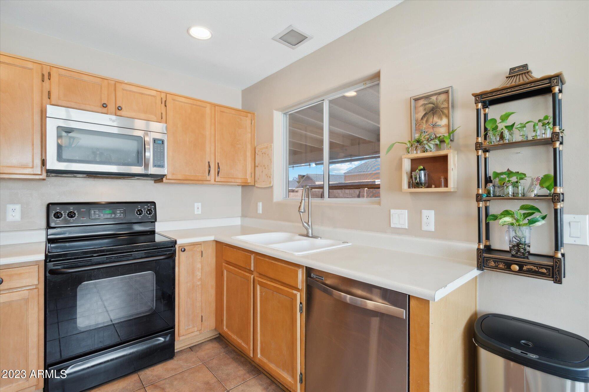 2810 W MURIEL Drive