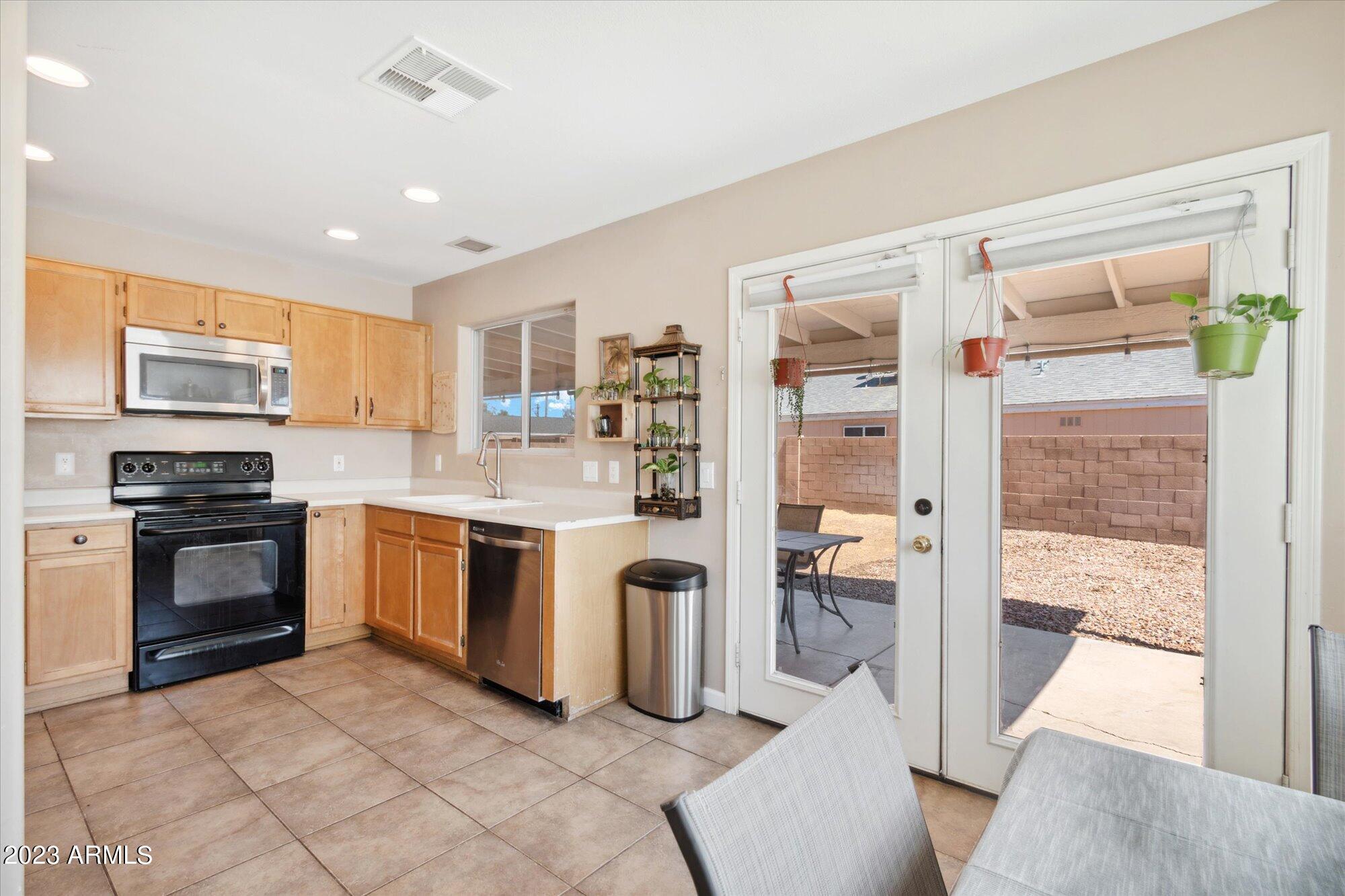 2810 W MURIEL Drive