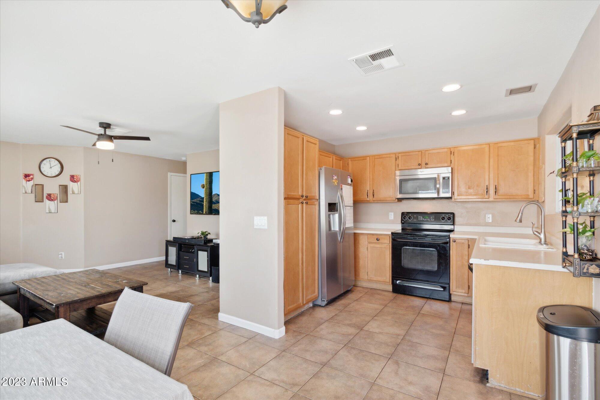 2810 W MURIEL Drive