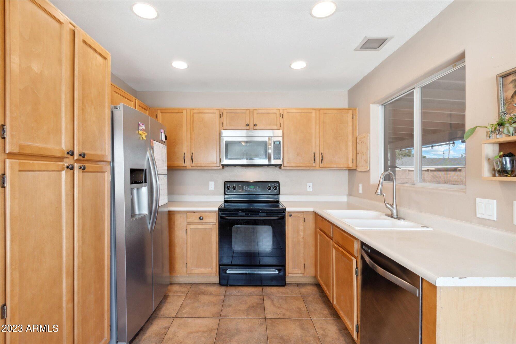 2810 W MURIEL Drive